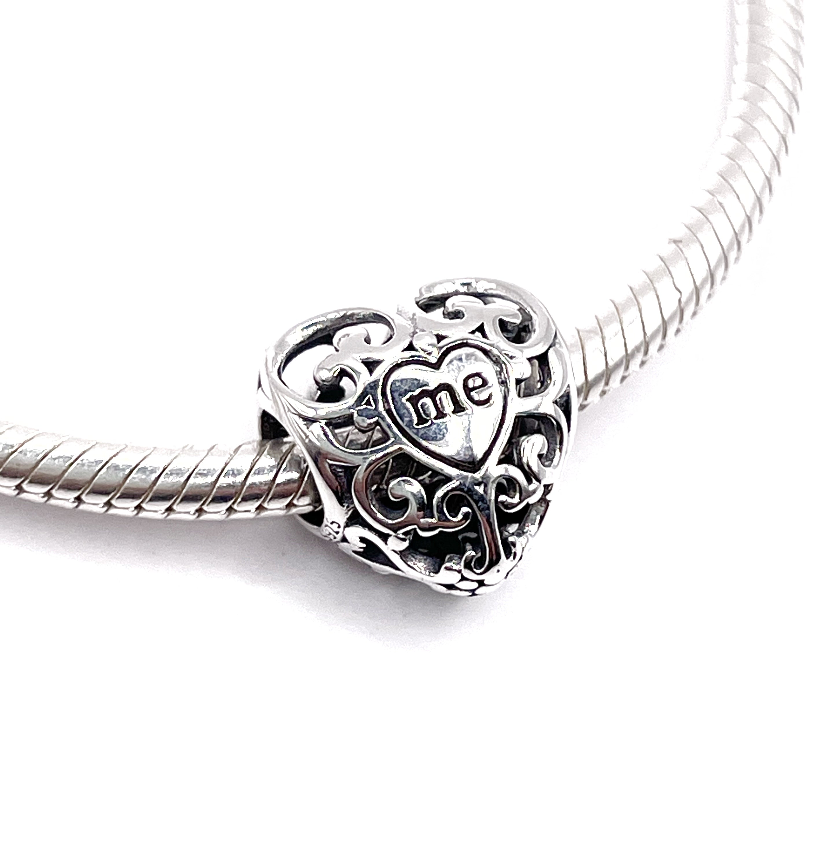 Charm Corazón calado “Me” “You”