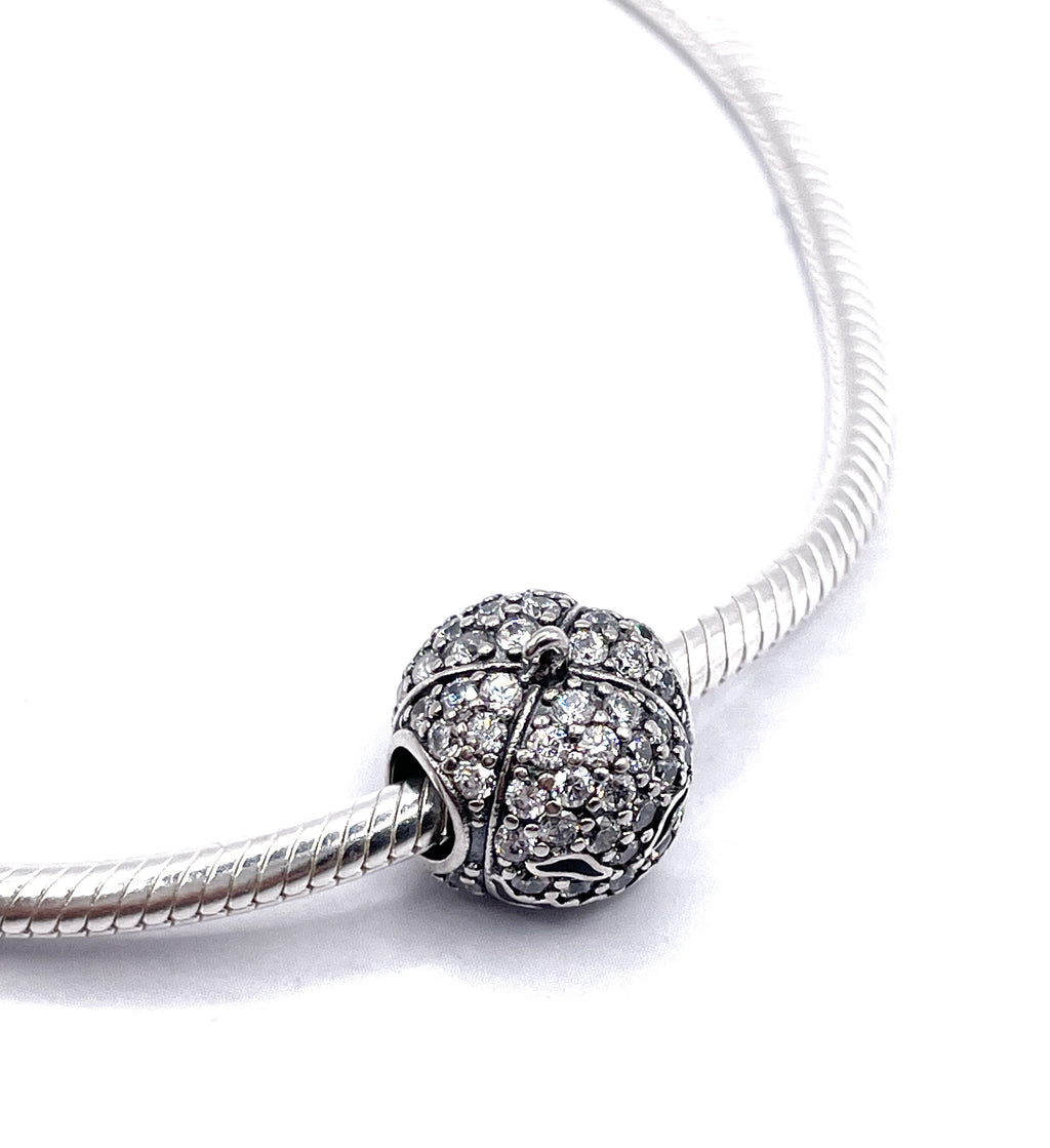 Charm Calabaza Halloween en circonias blancas