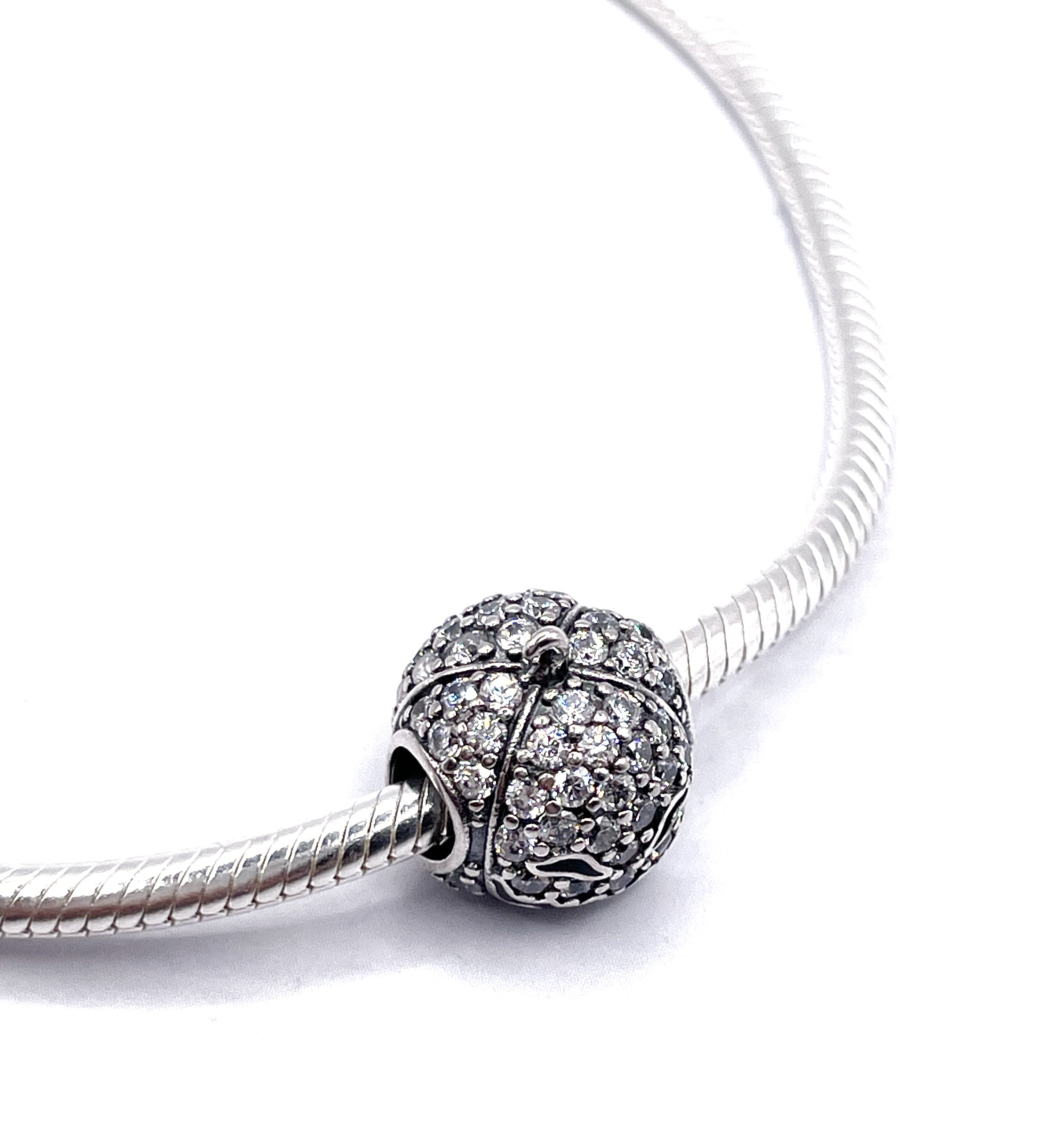 Charm Calabaza Halloween en circonias blancas