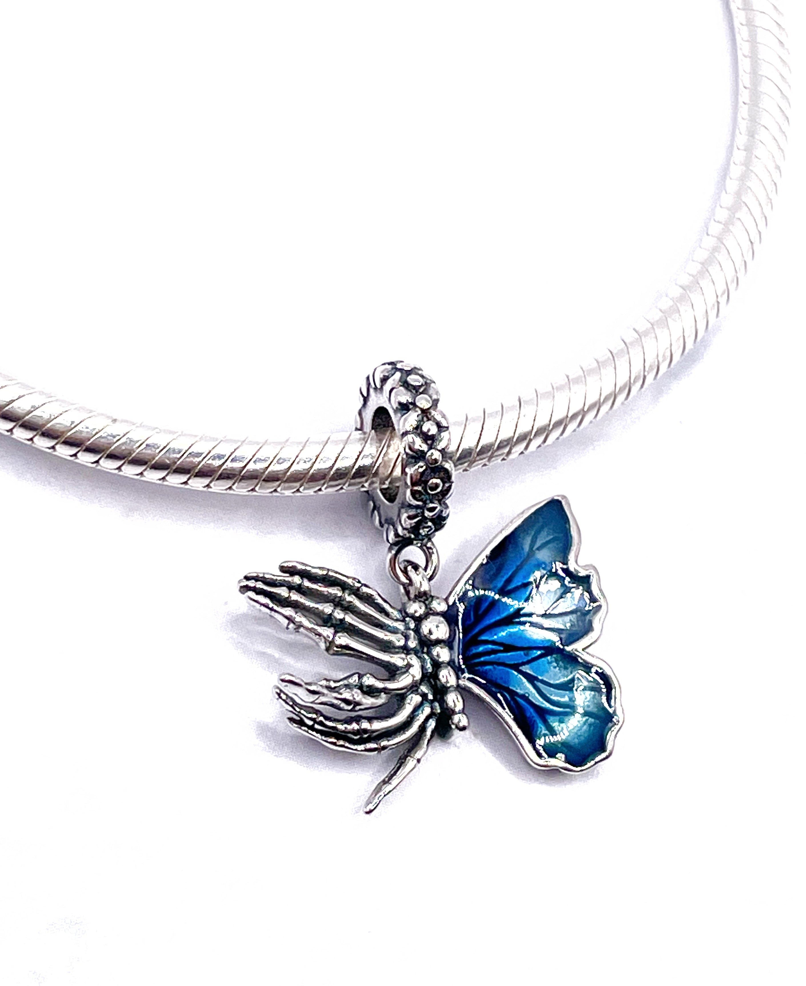 Mariposa y dedos