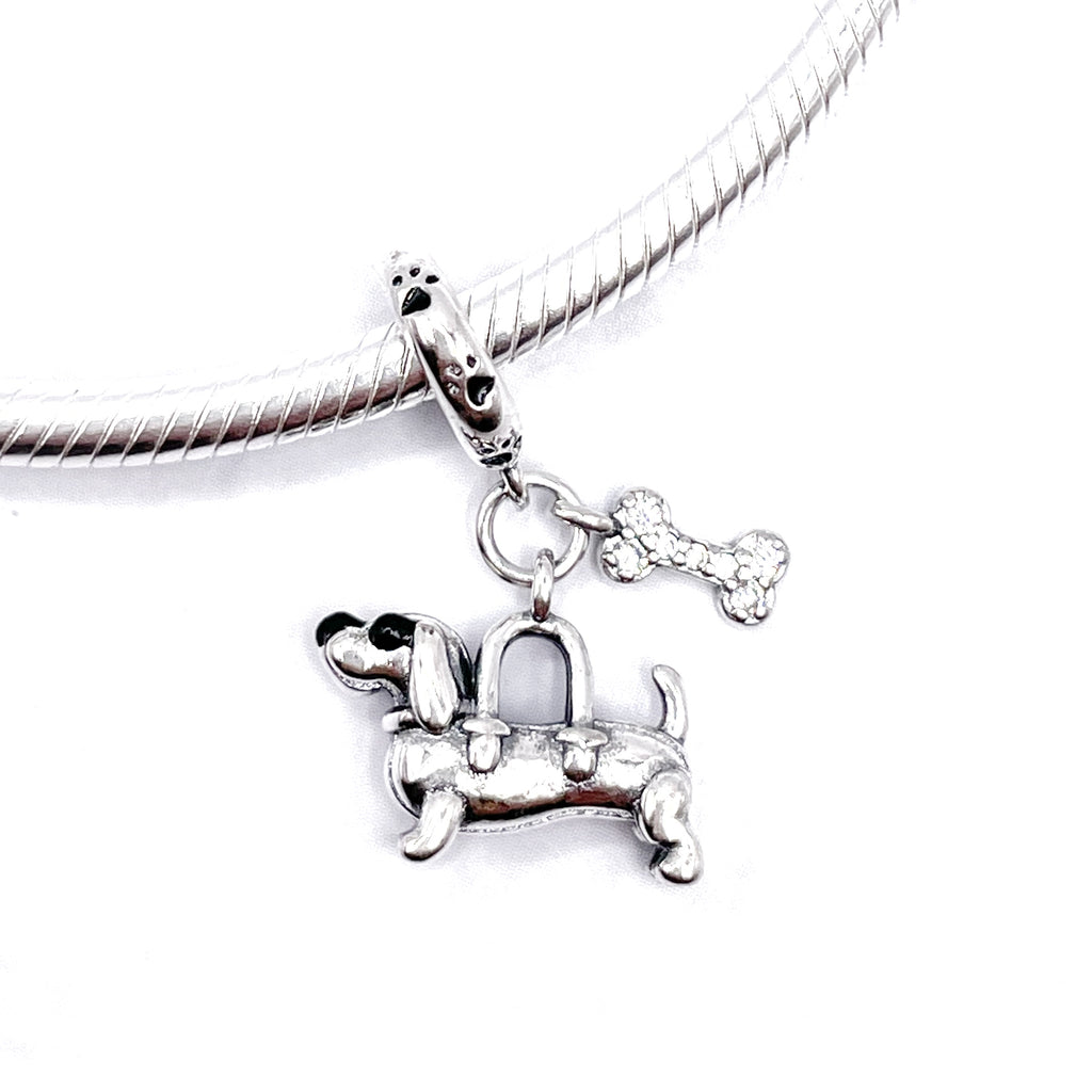 Charm Perro salchicha y hueso