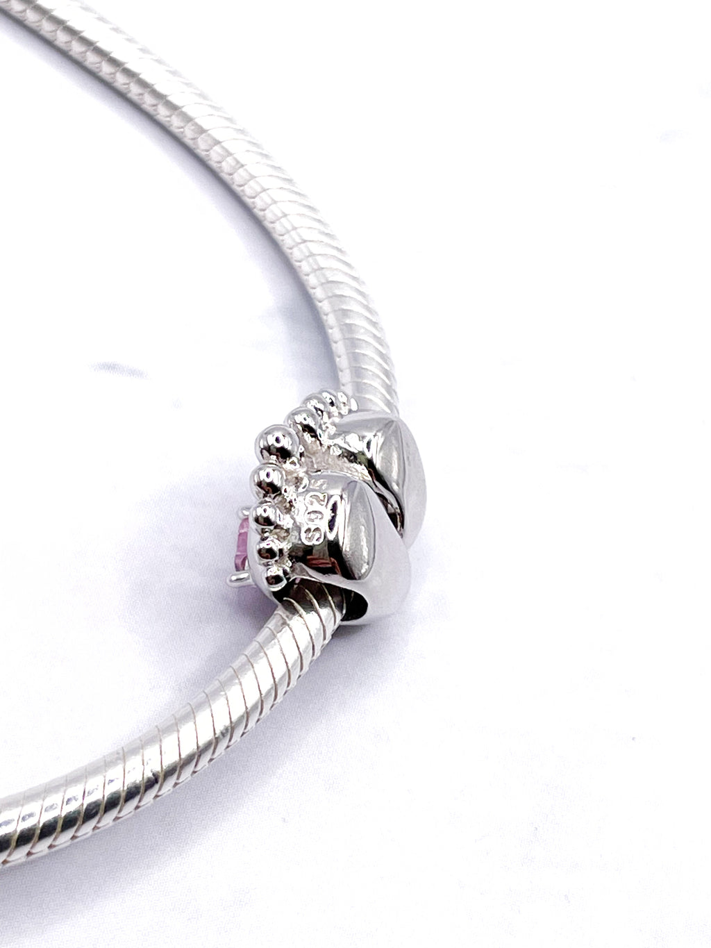 Charm pies y corazones rosados