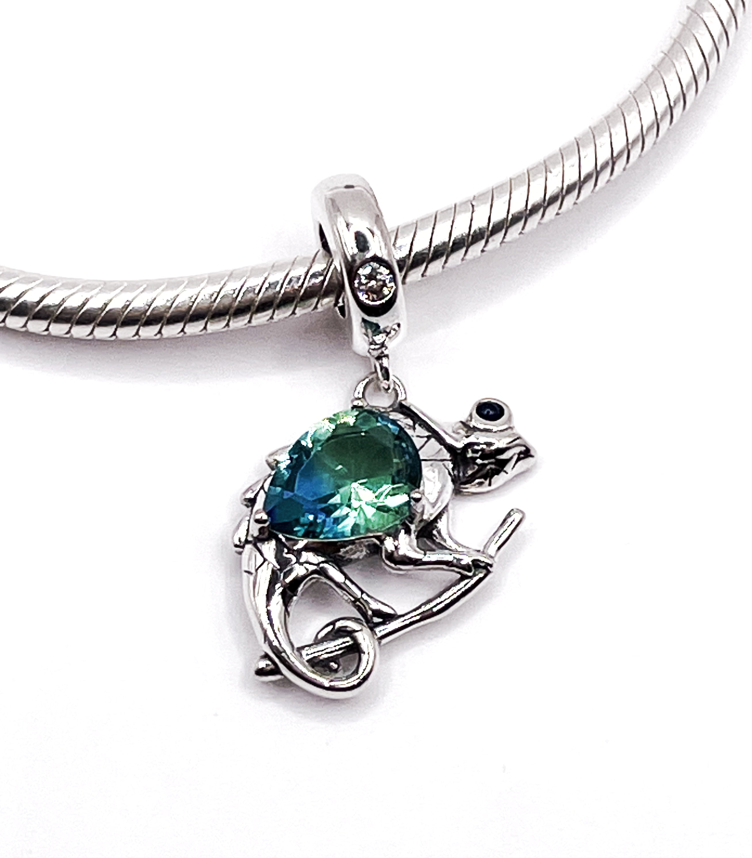 Charm Camaleón con piedra de dos tonos