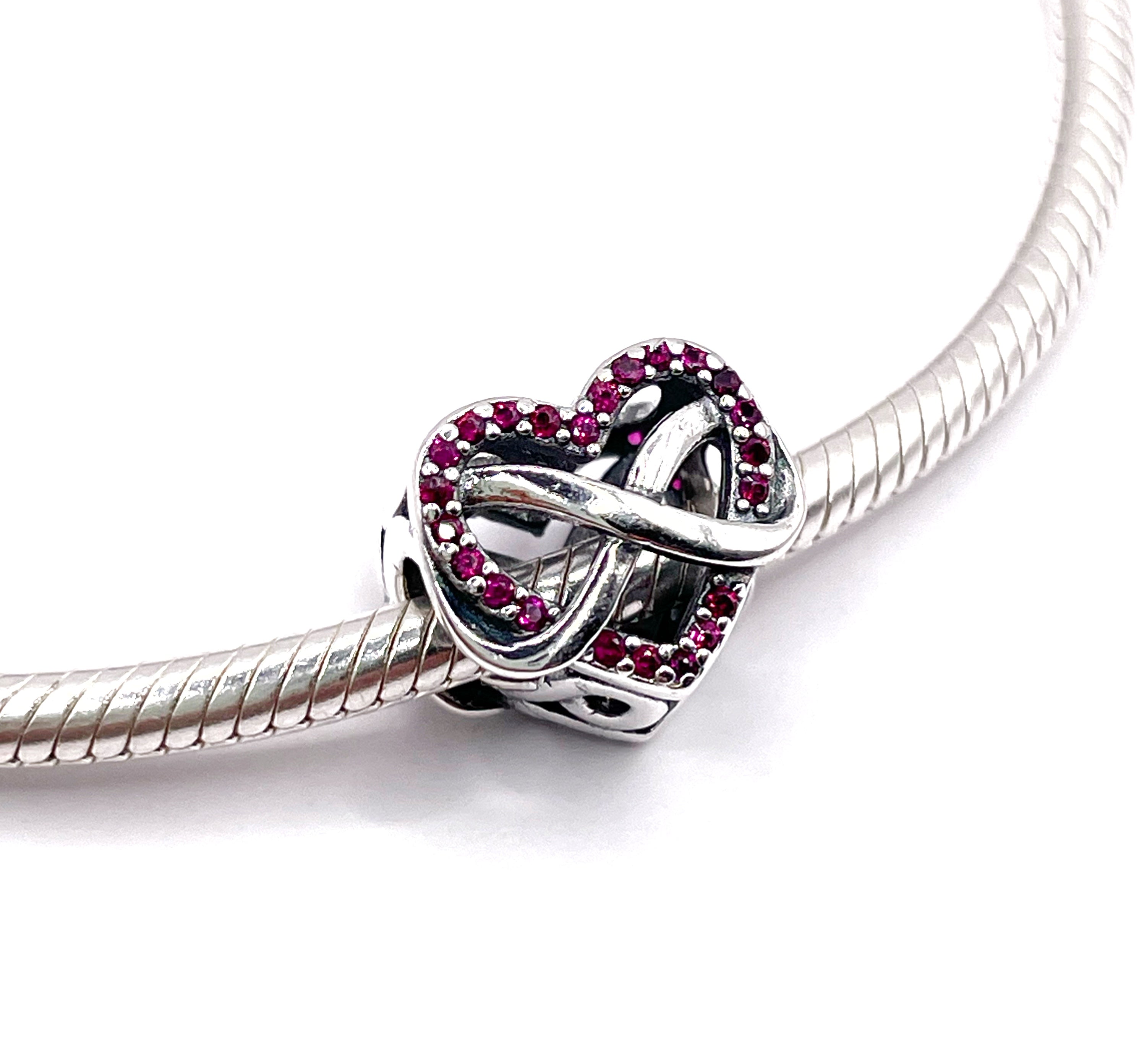 Charm Corazón de circonias rojas con infinito