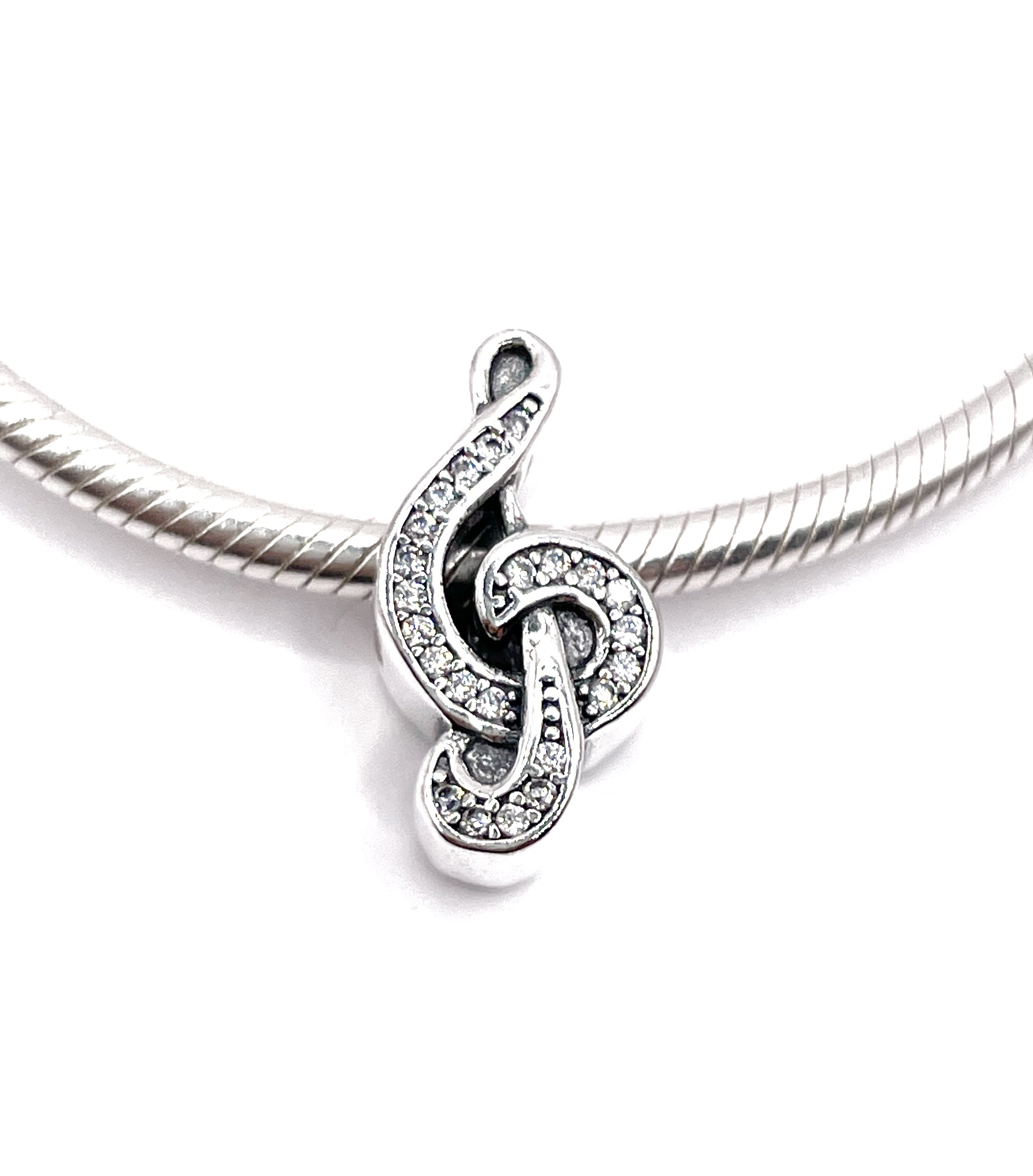 Charm Clave de sol de circonias blancas