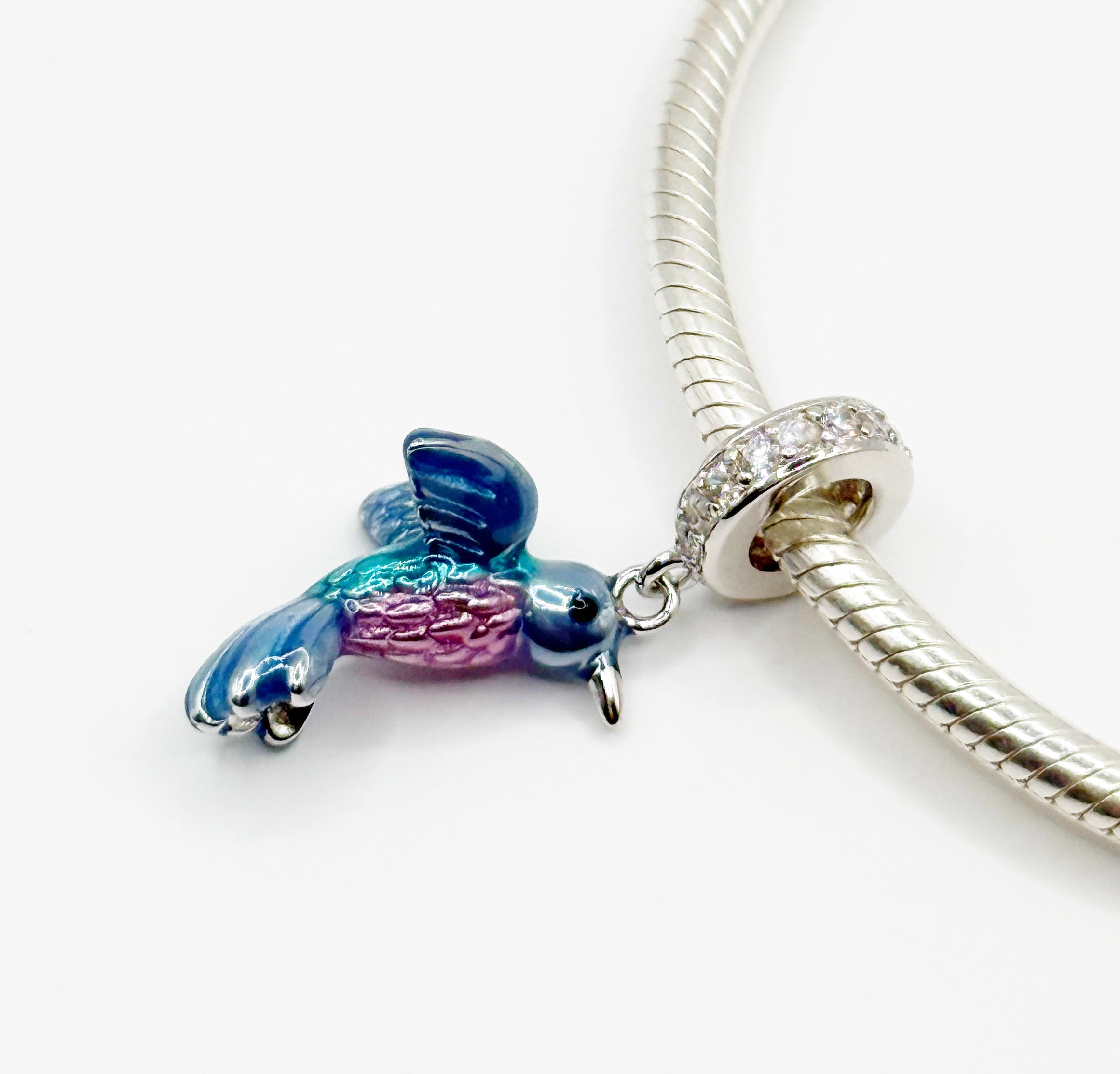 Charm Colibrí esmaltado y pasante con circonias