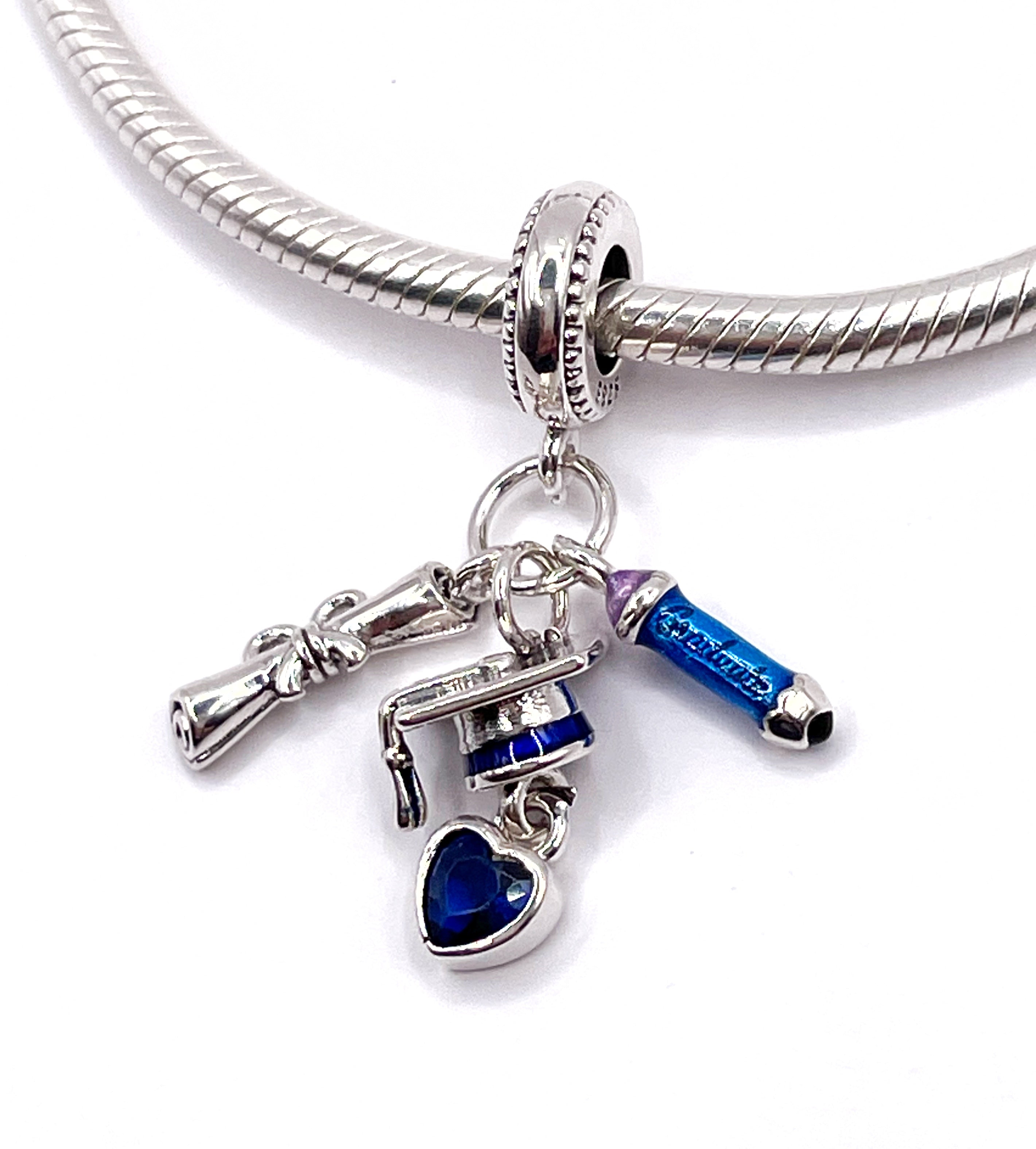 Charm Diploma, birrete con corazón azul y lapiz