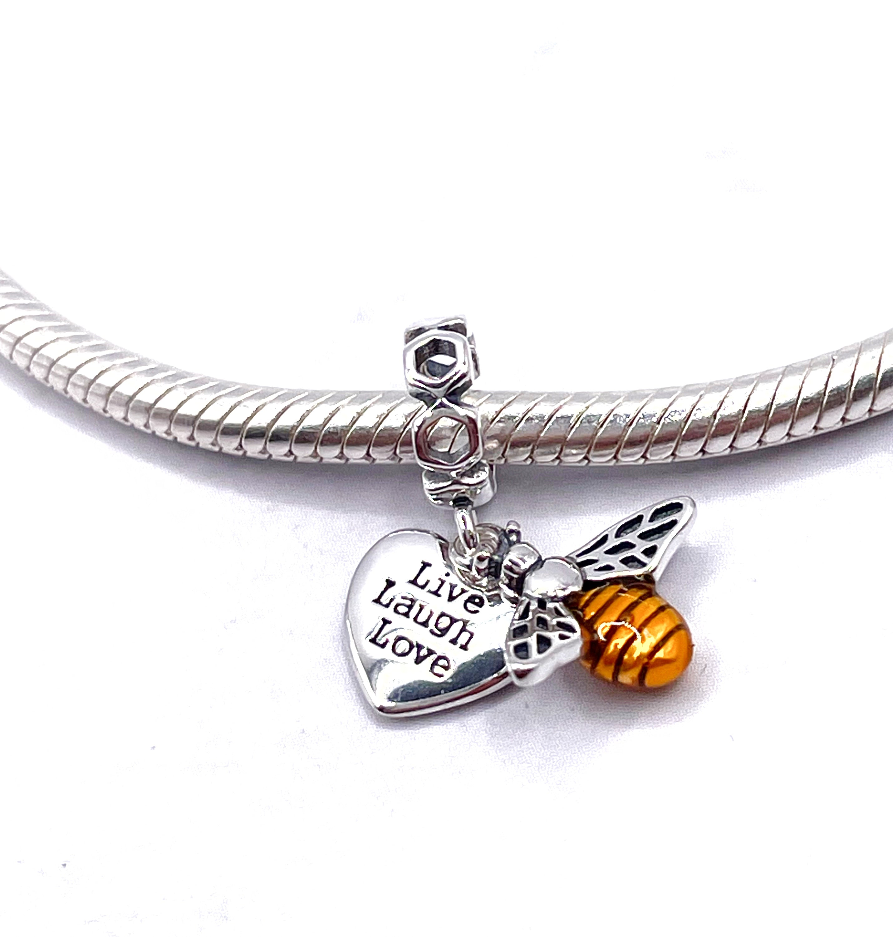Charm Abeja con corazón “Vive, ríe, ama” con colgante panal