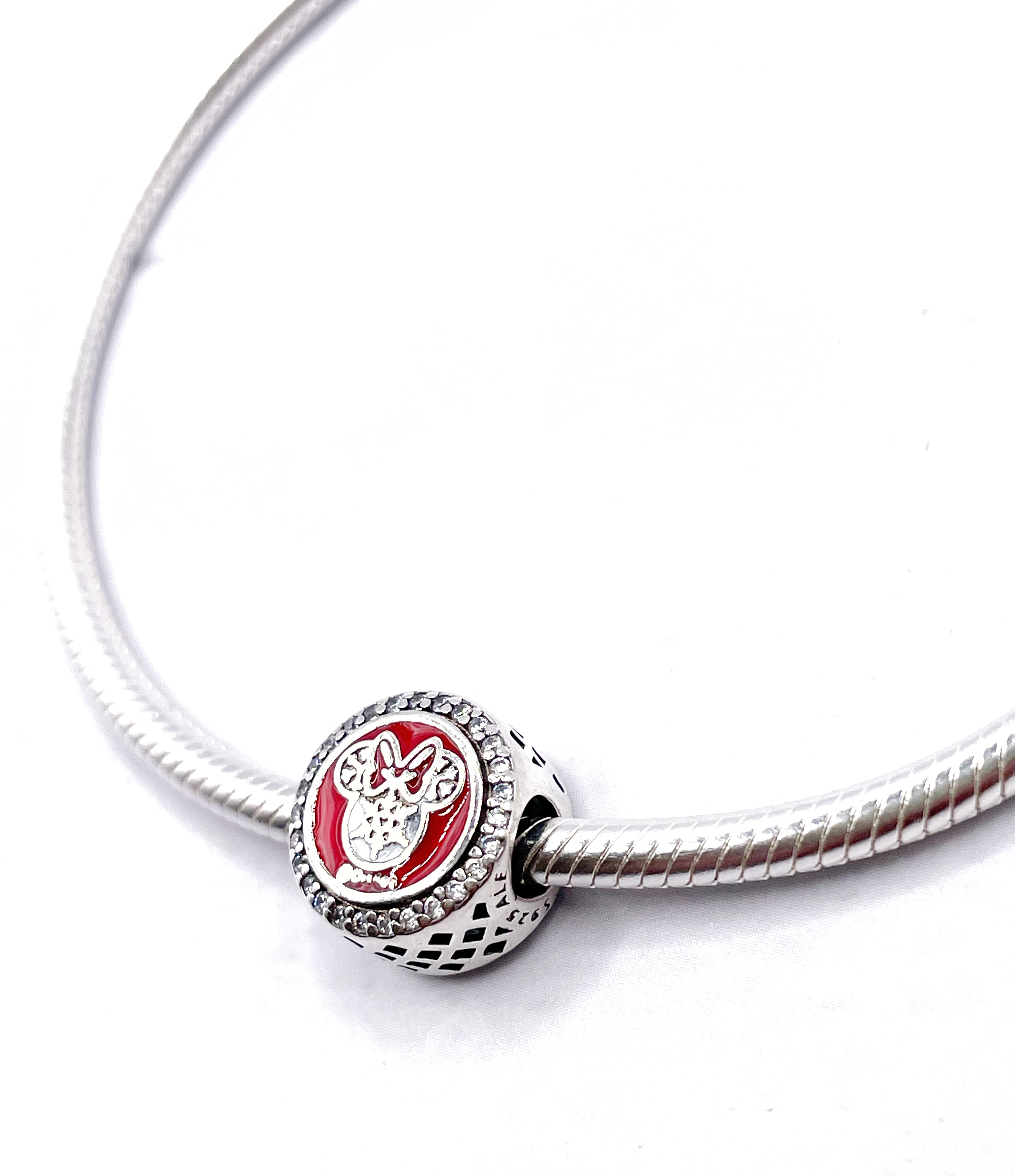 Charm Minnie Navidad borde circonias y esmaltado rojo