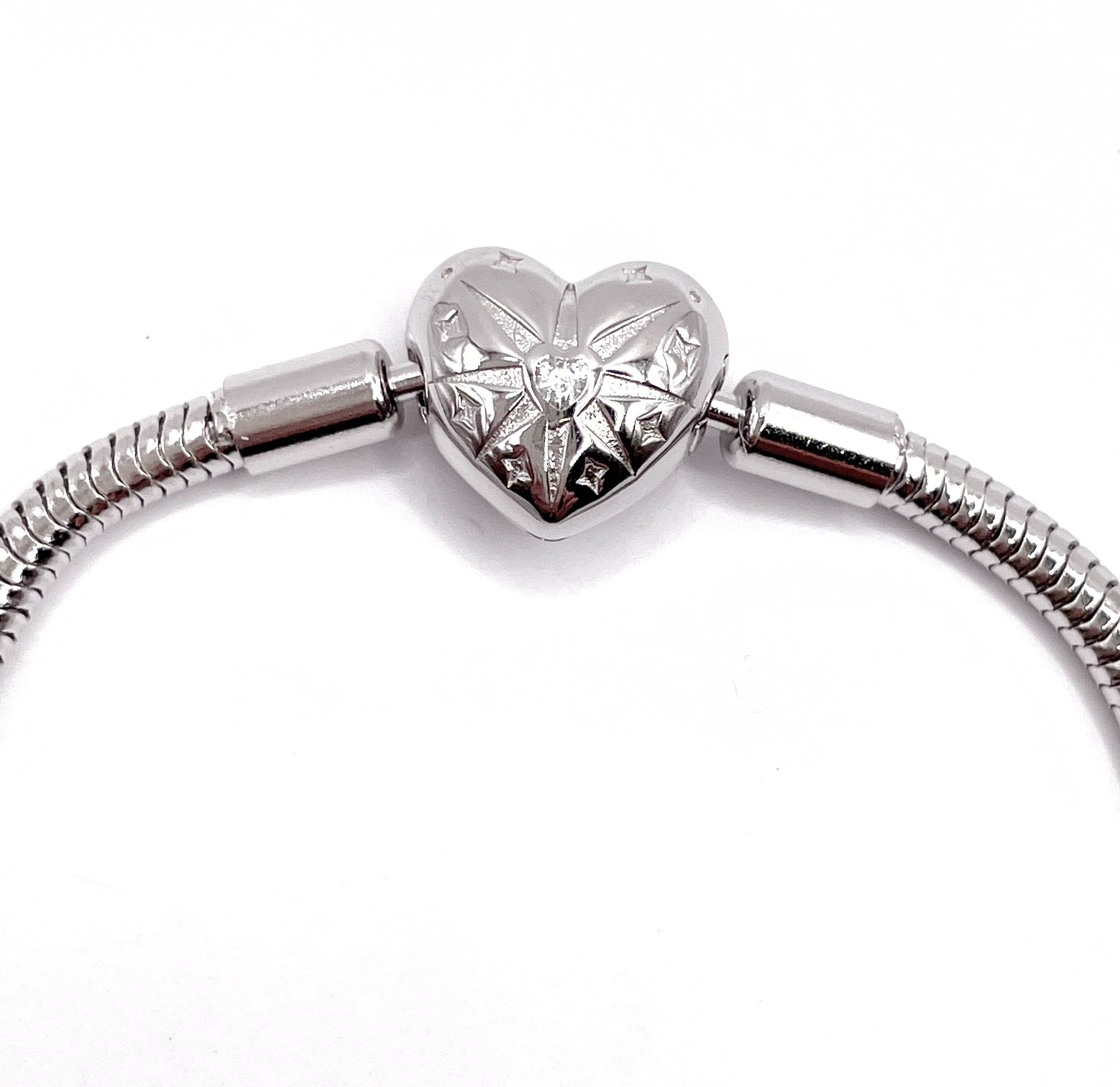 Pulsera flexible broche corazón brújula
