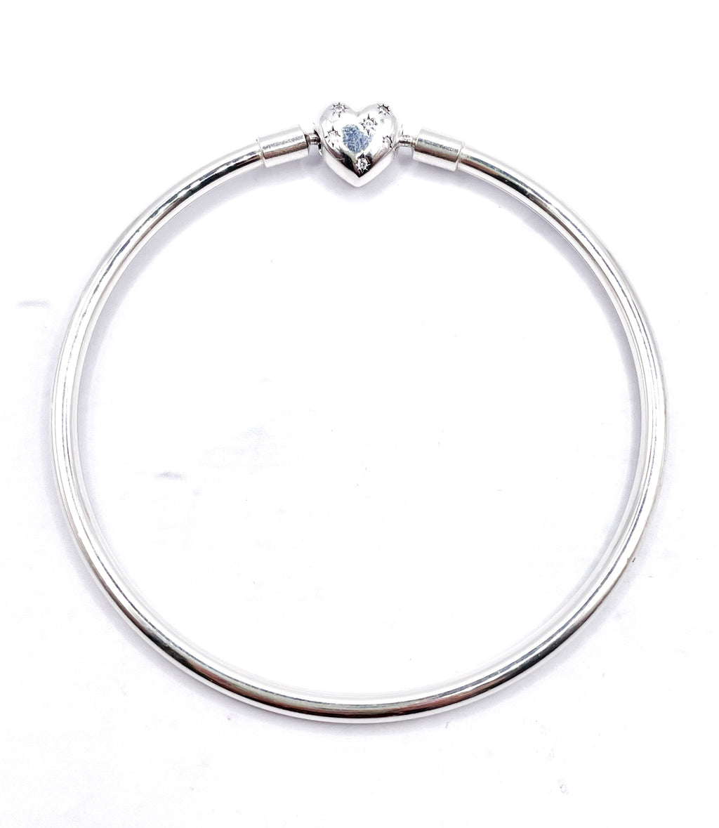 Pulsera rígida broche corazón chato y brillos