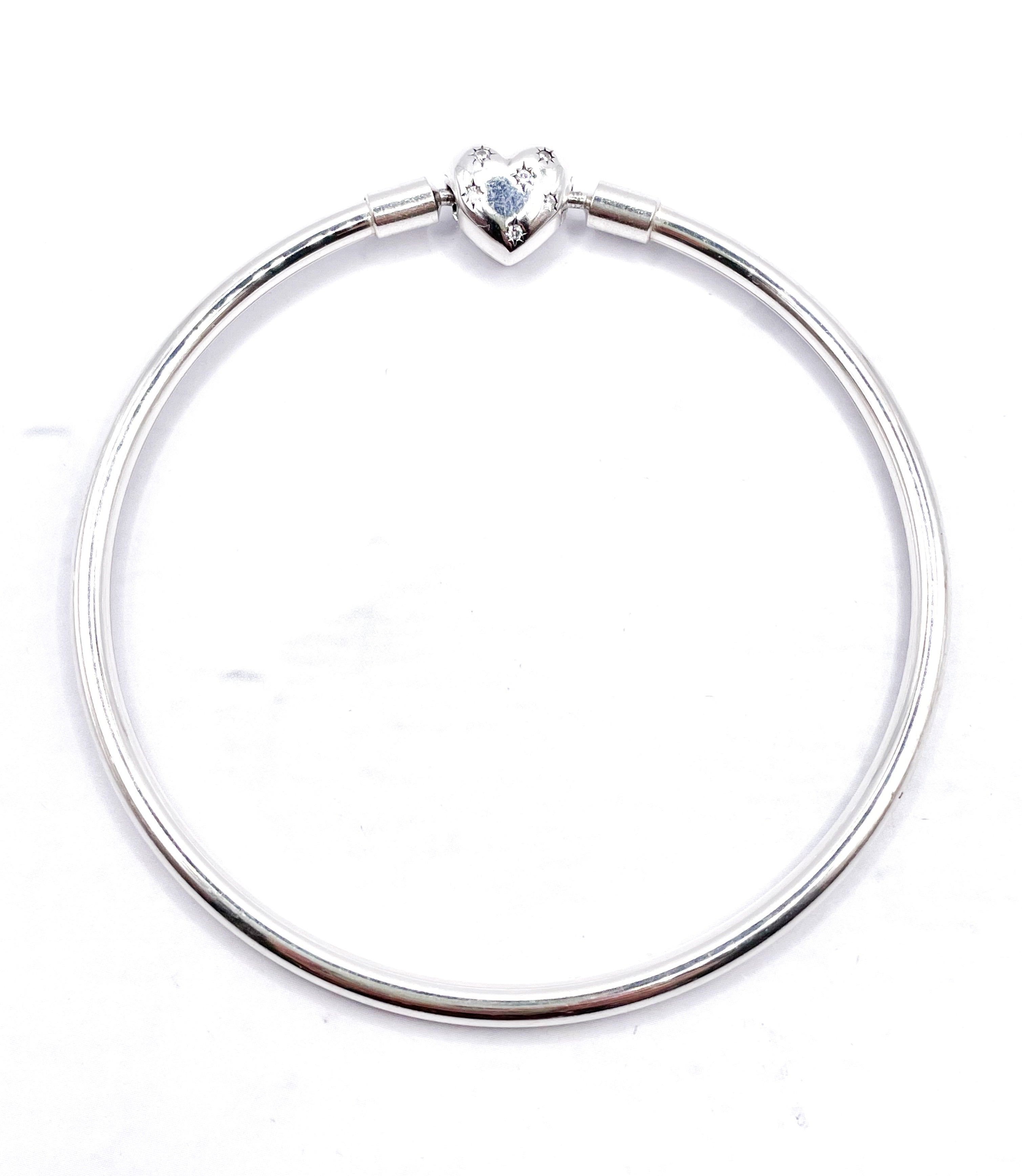 Pulsera rígida broche corazón chato y brillos