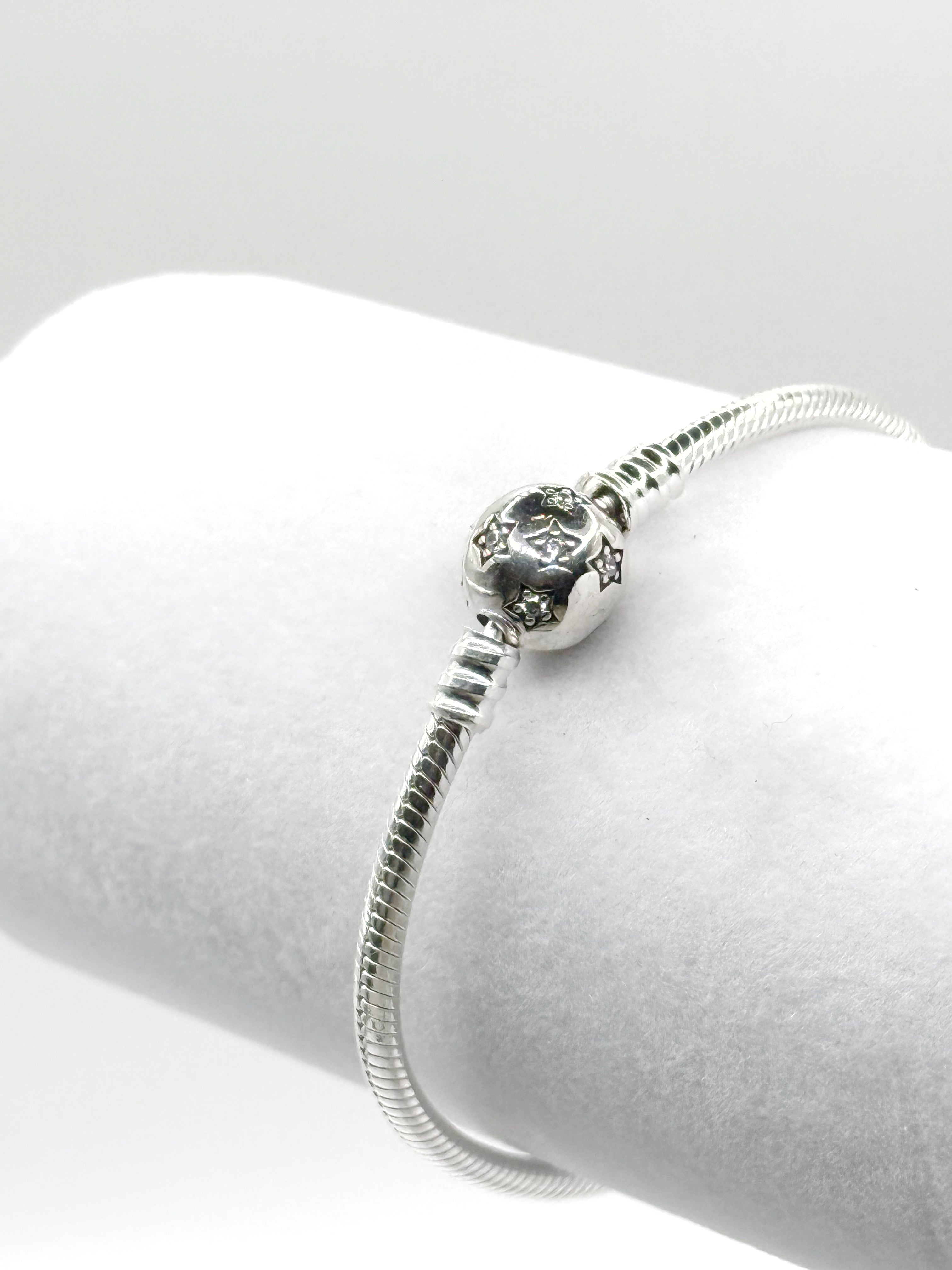 Pulsera flexible broche bolita estrellas