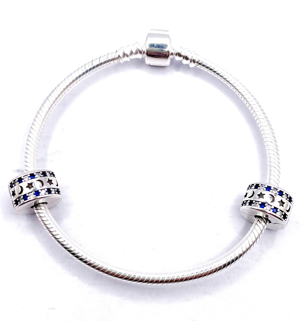 Charms Par de Fijadores clip de lunas y estrellas con bordes de circonias azules y blancas