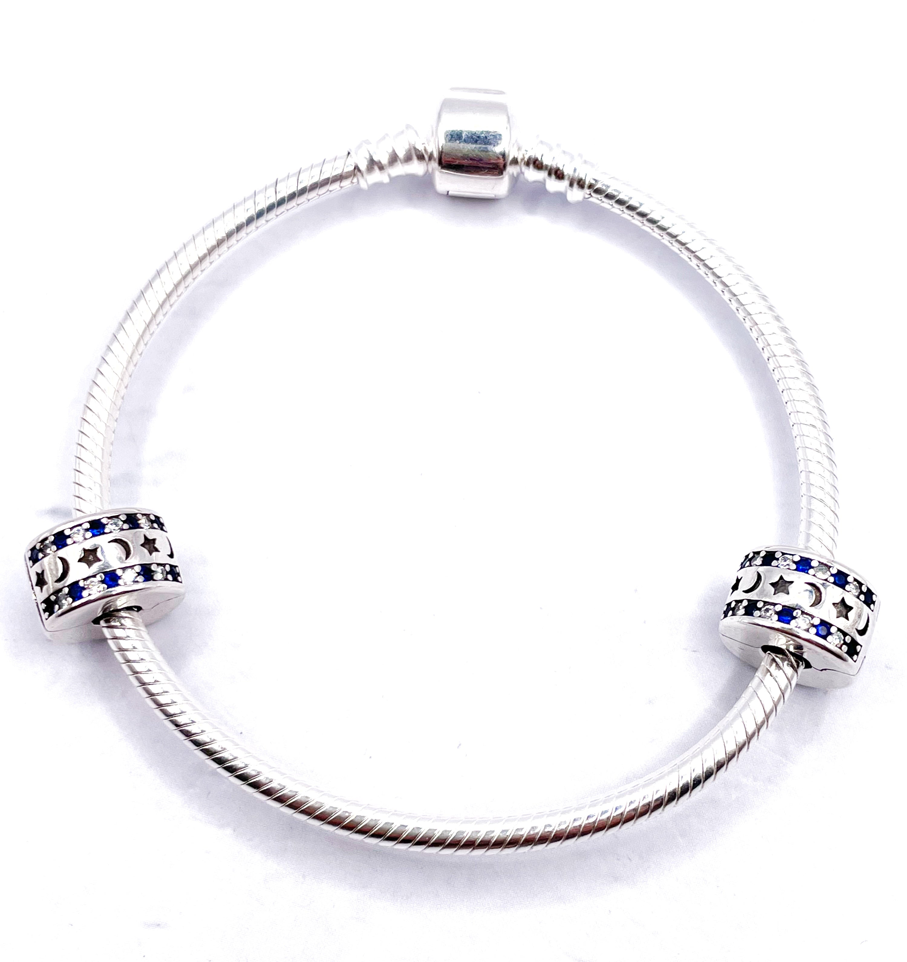 Charms Par de Fijadores clip de lunas y estrellas con bordes de circonias azules y blancas