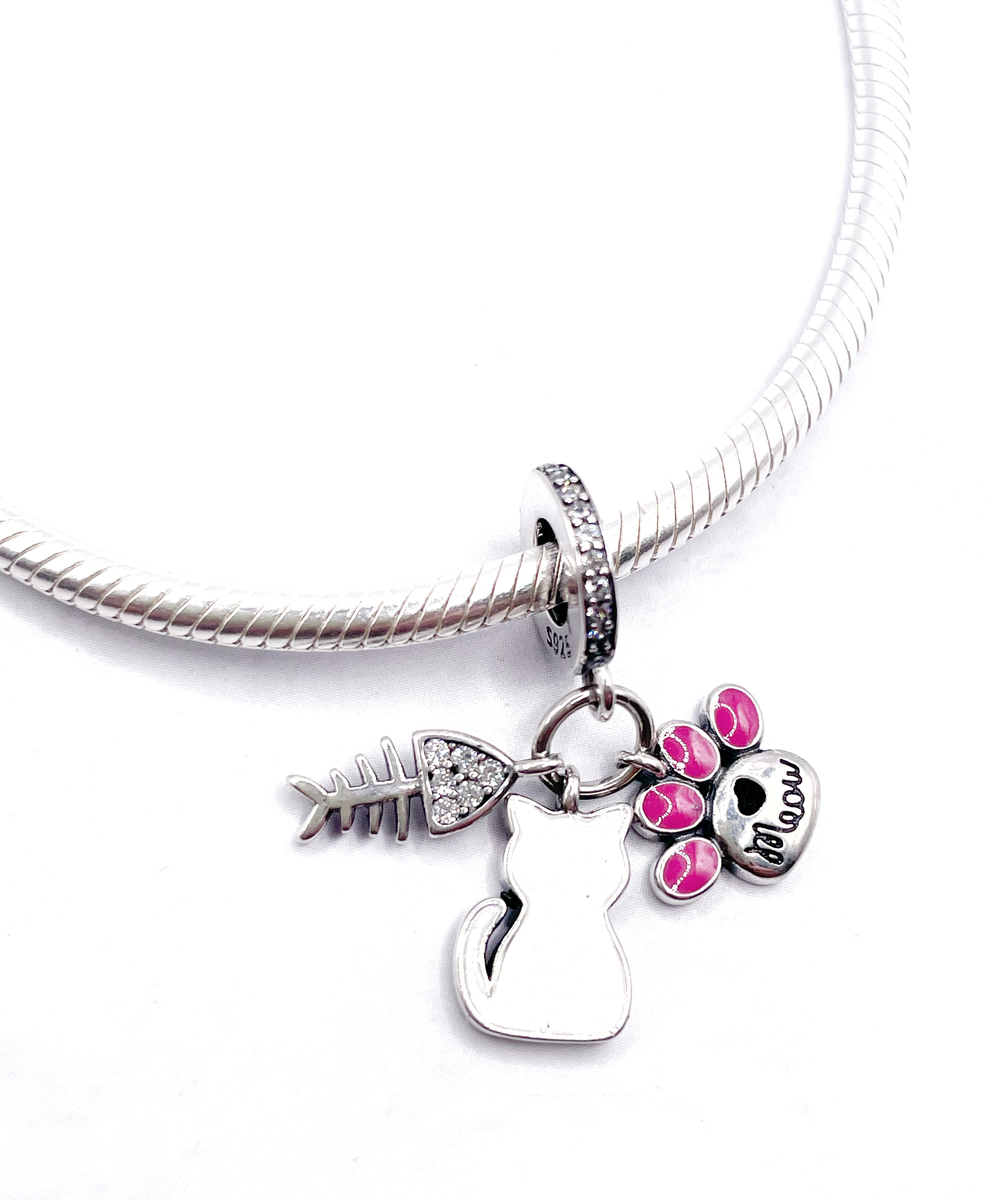 Charm Gato, huellita fucsia y pescado
