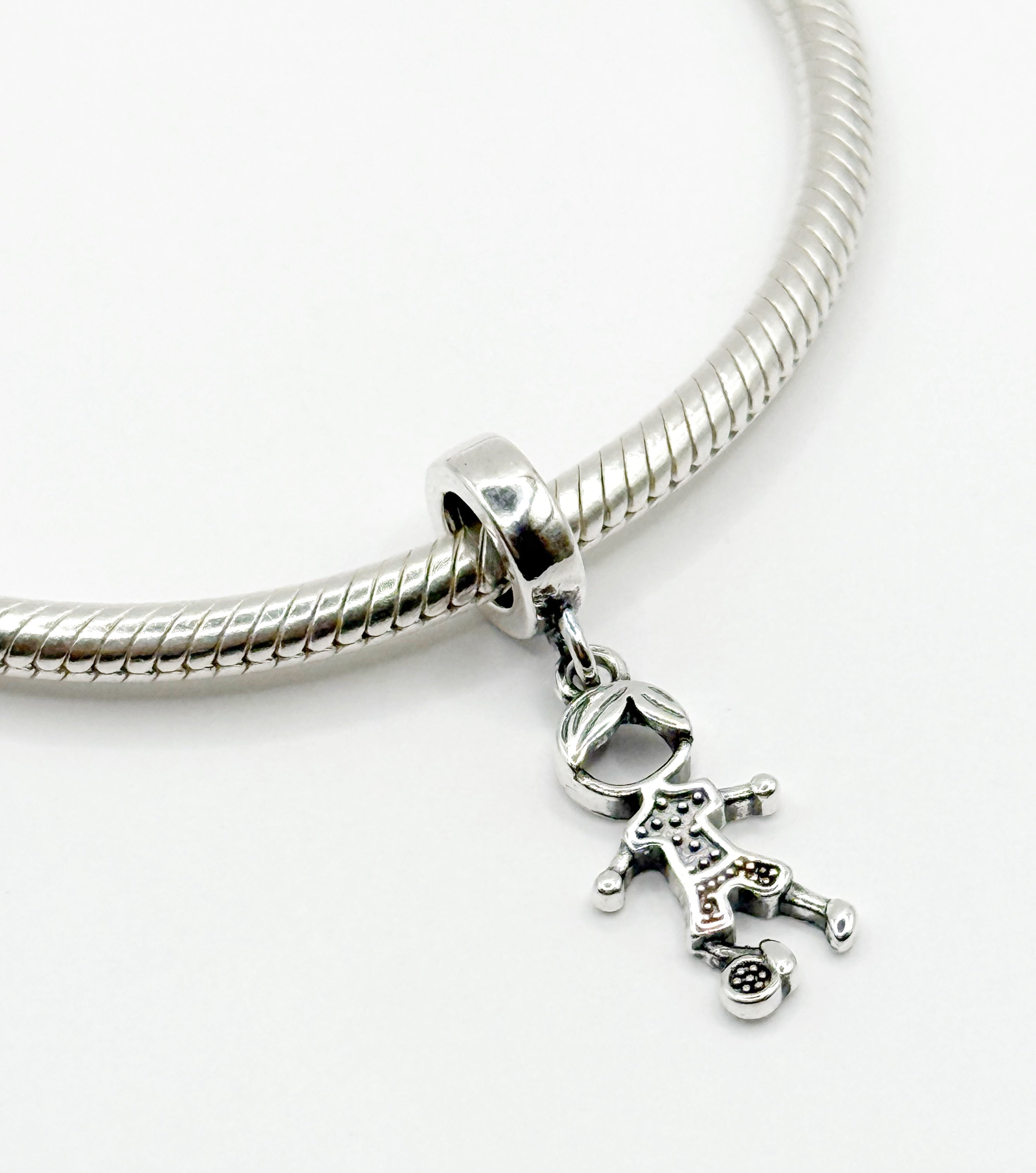 Charm Niño colgante con pelota