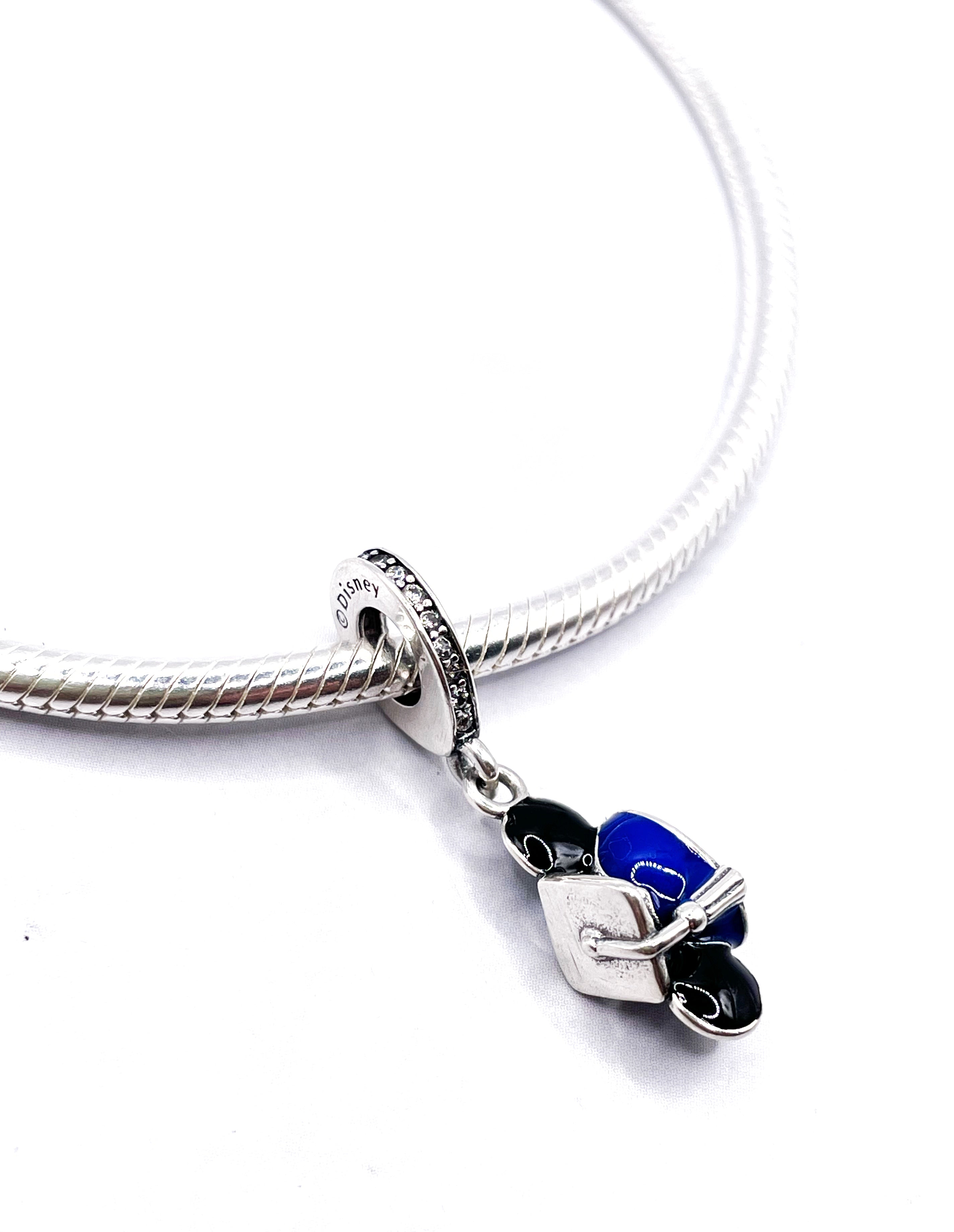 Charm Mickey con birrete de graduación