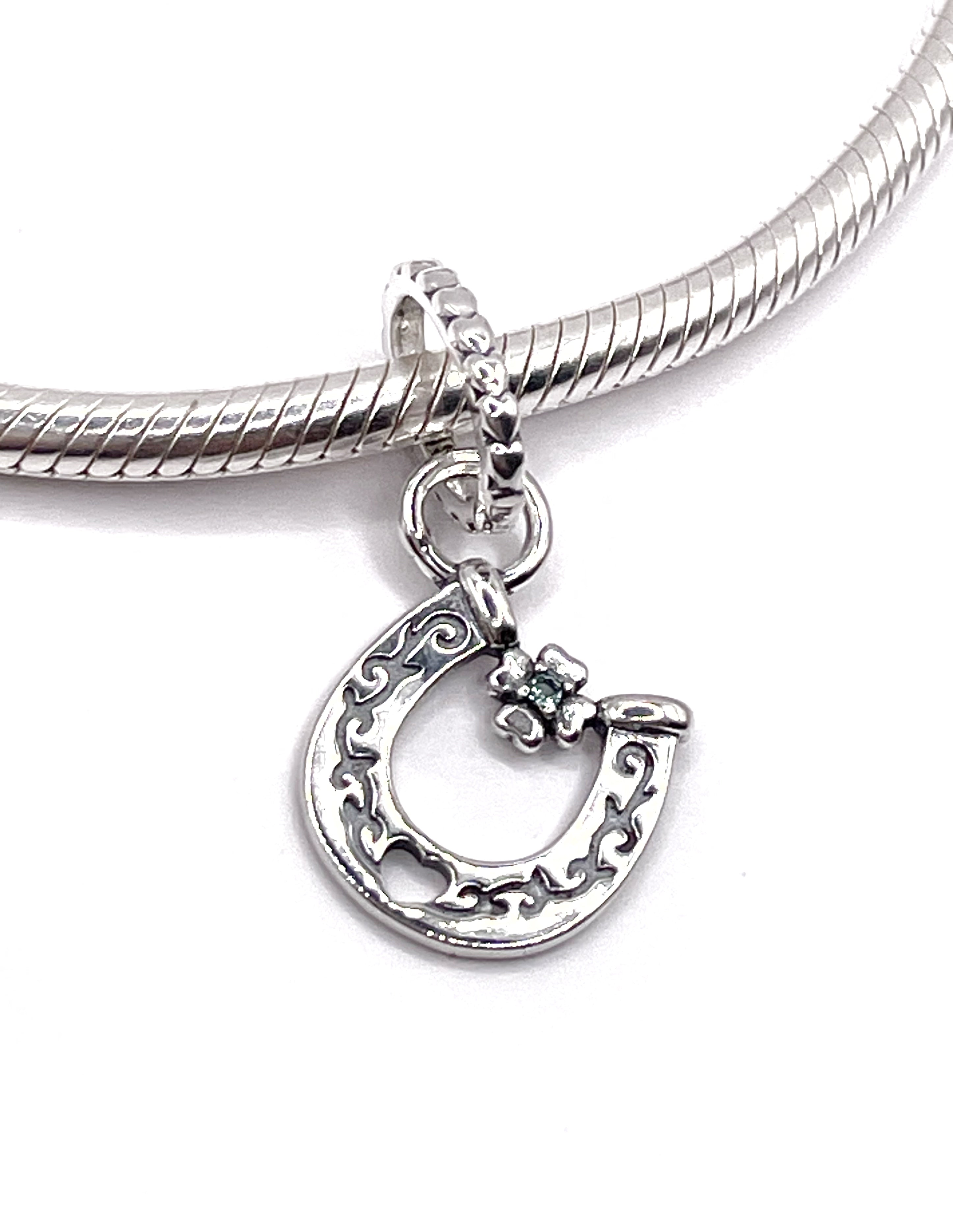Charm Herradura con trébol