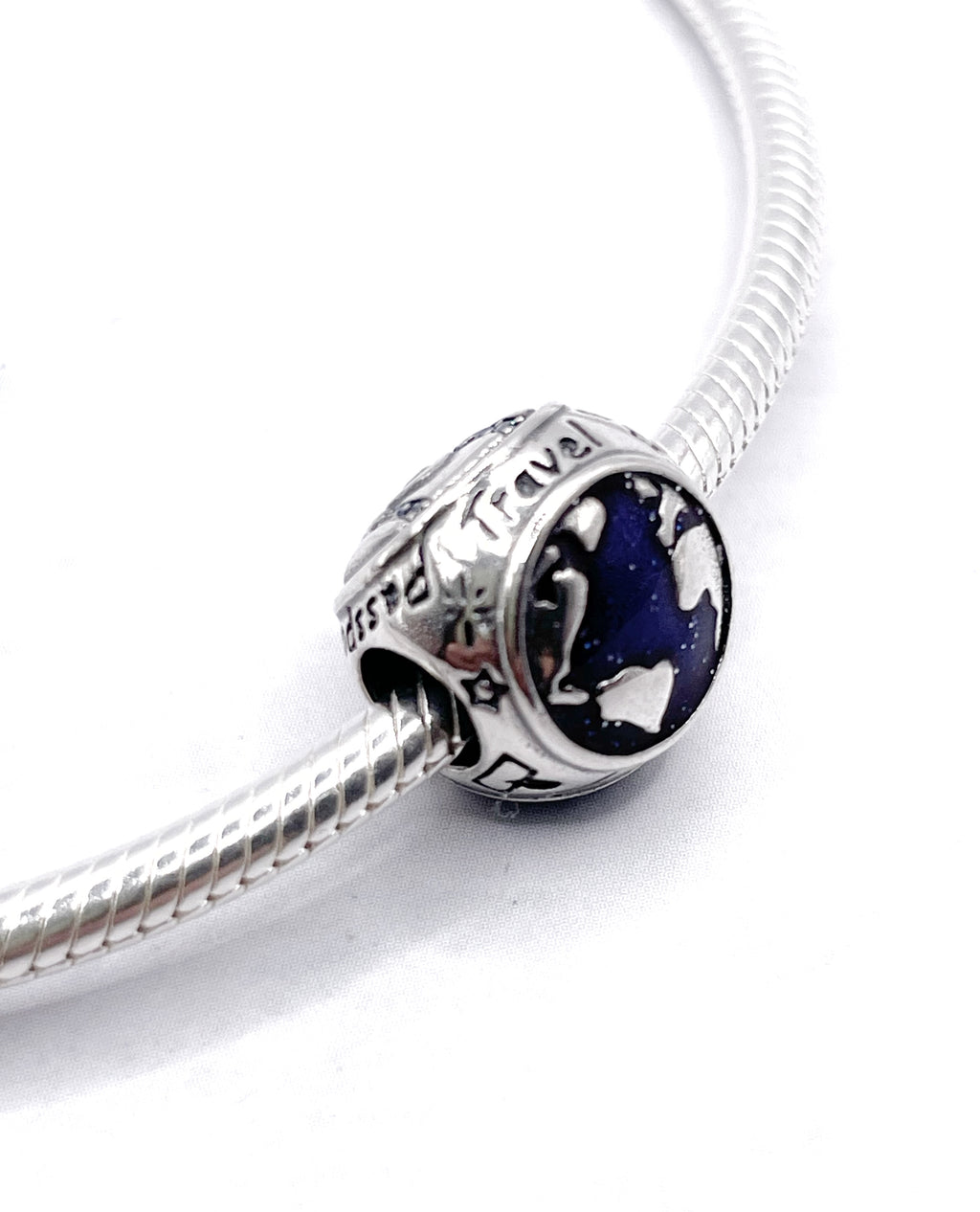 Charm de 3 caras: mapamundi, maleta y  avión