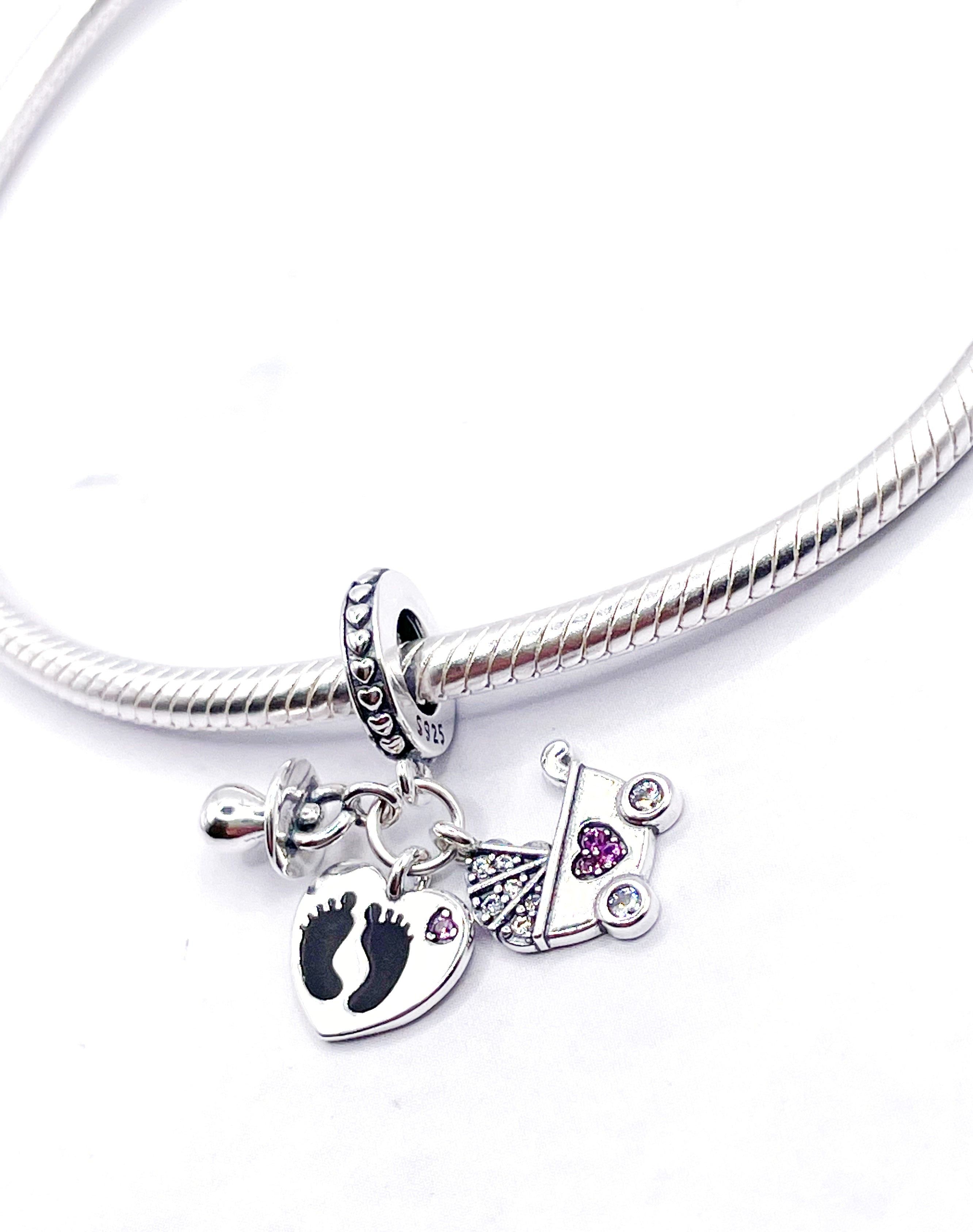 Charm chupete, corazón huellas y cochecito con corazón rosado