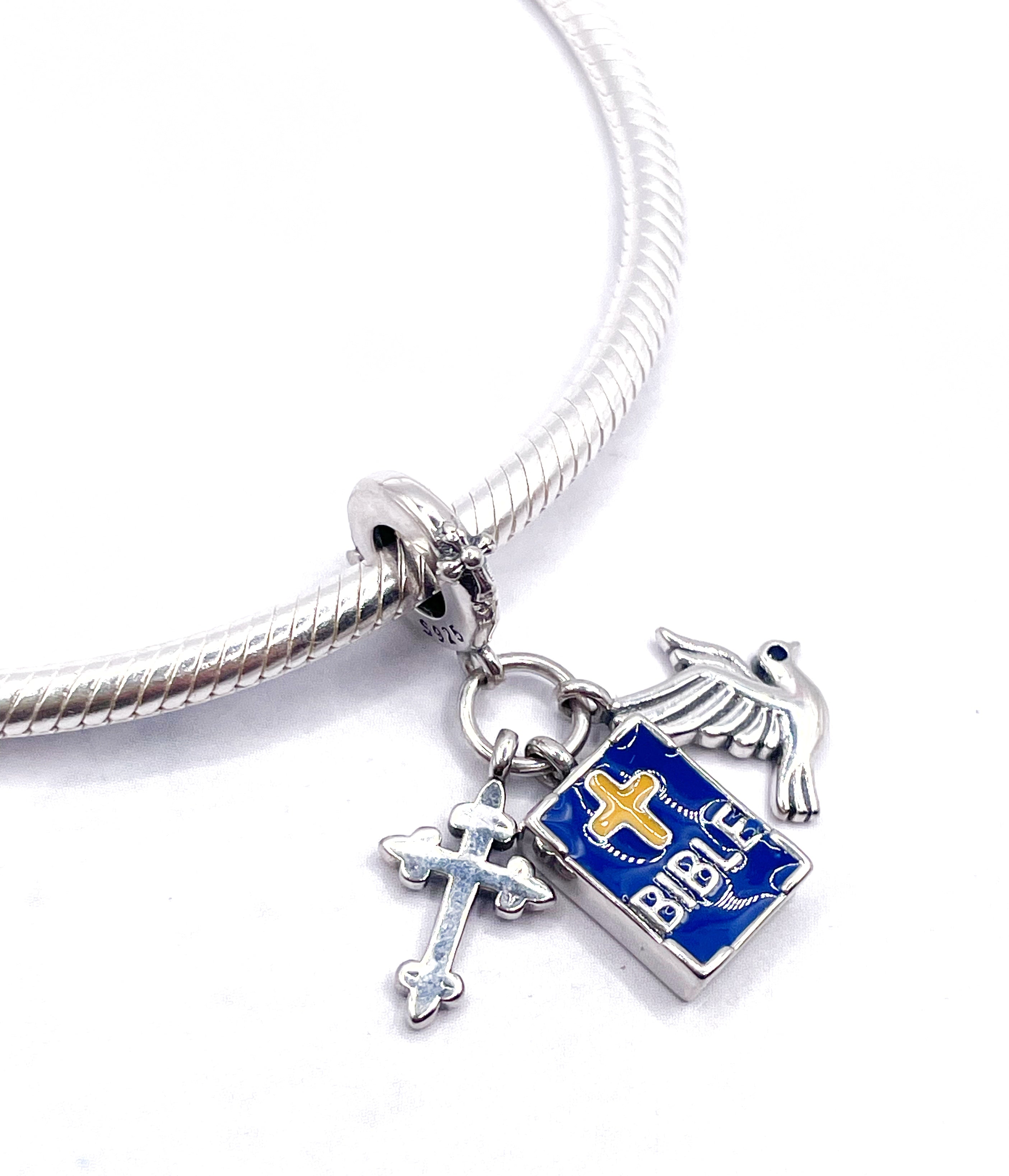 Charm Cruz, Biblia y paloma