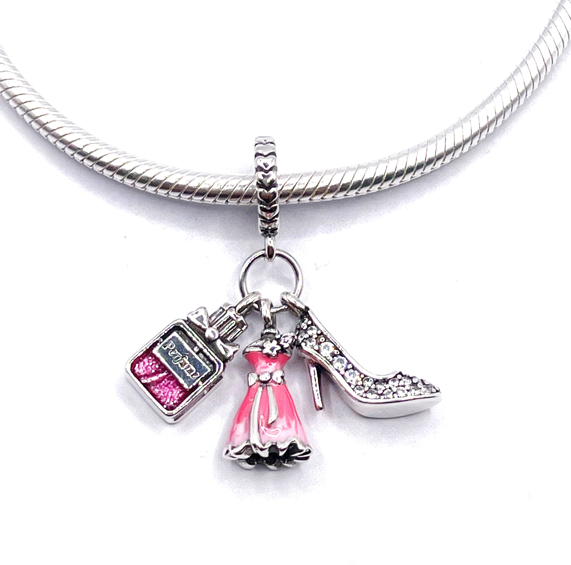 Charm Perfume, vestido y stiletto