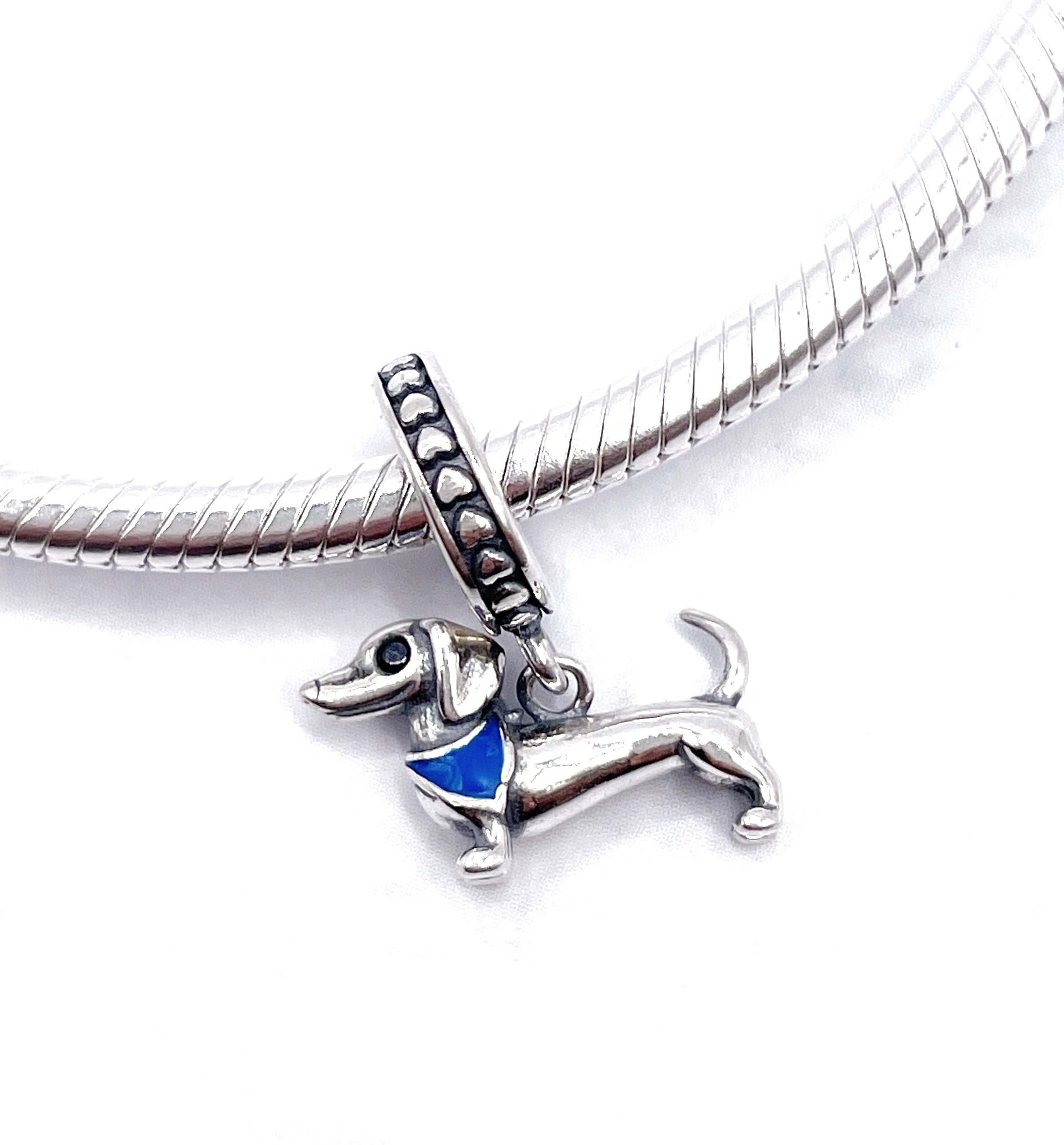 Charm Perro salchicha con bandana