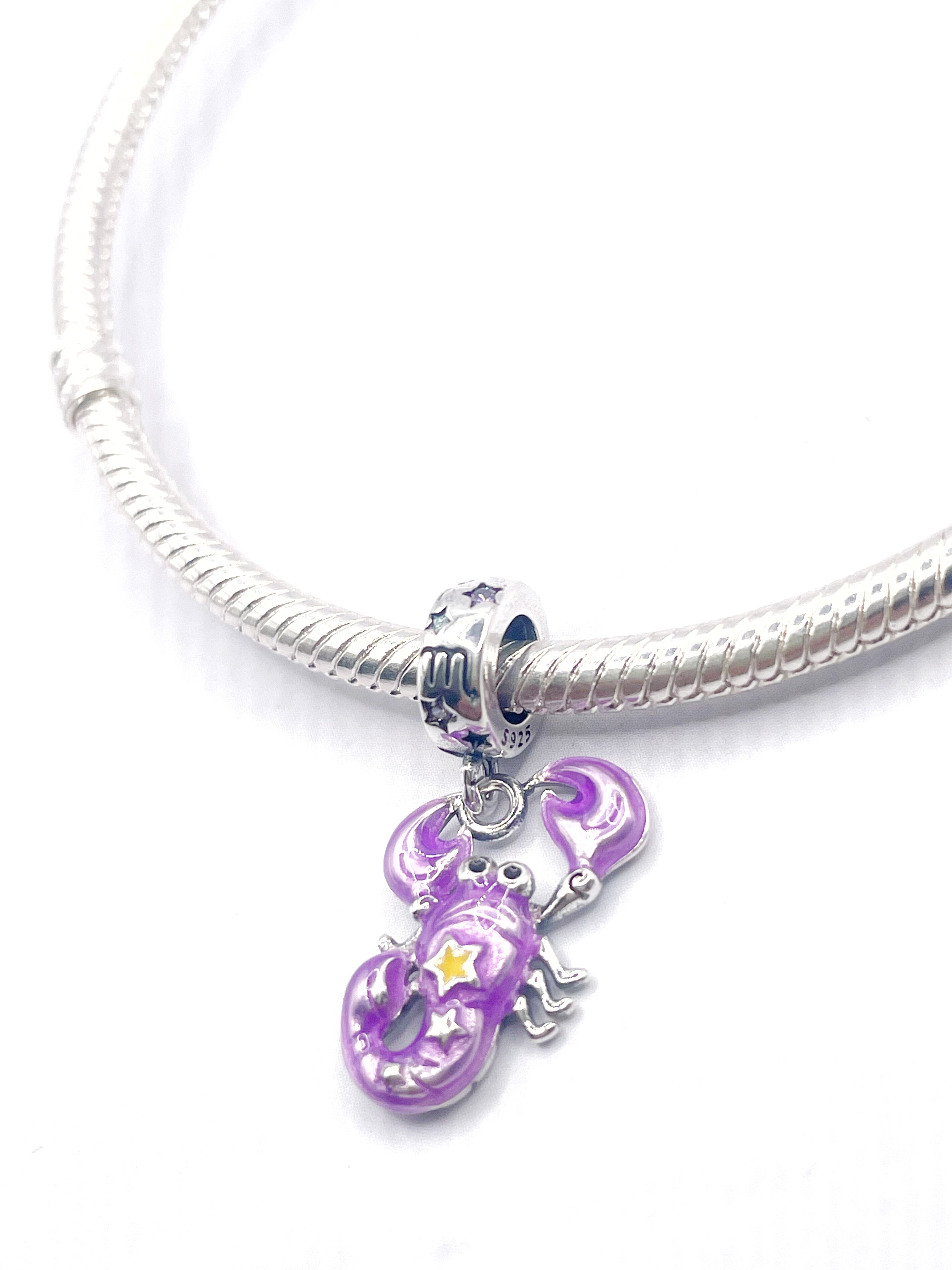 Charm Signo Escorpión violeta