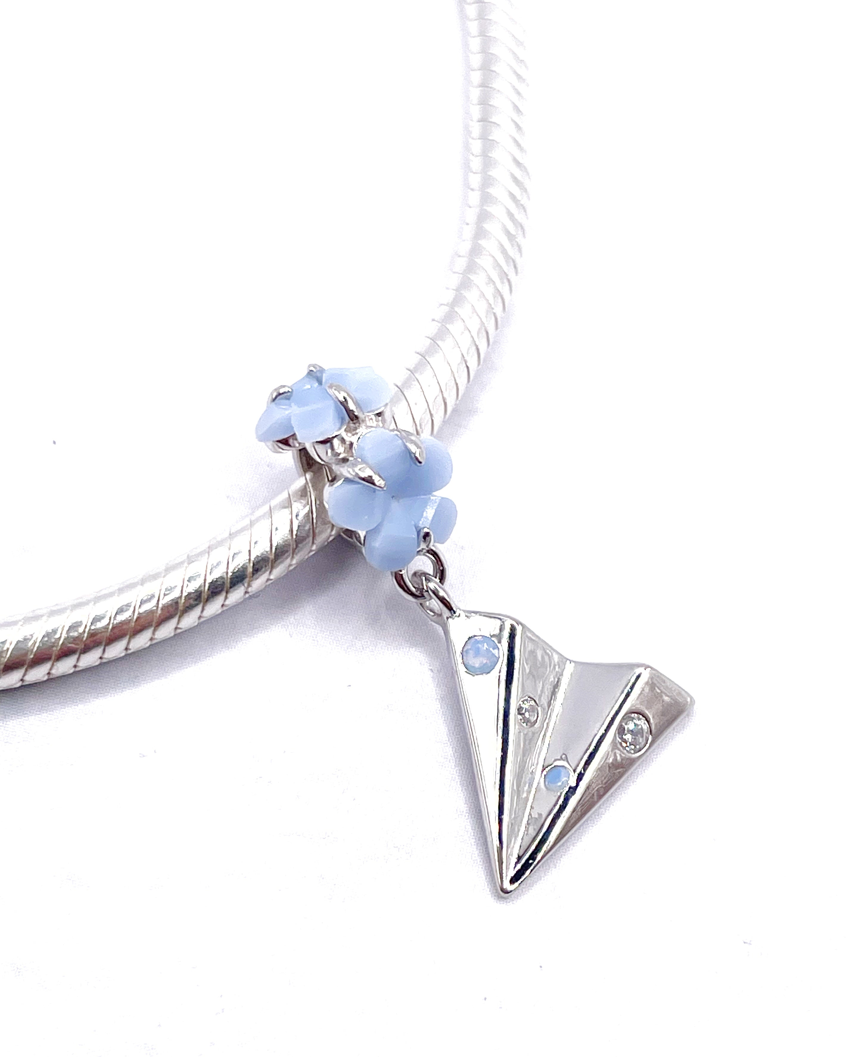 Charm Avión de papel con flores celestes