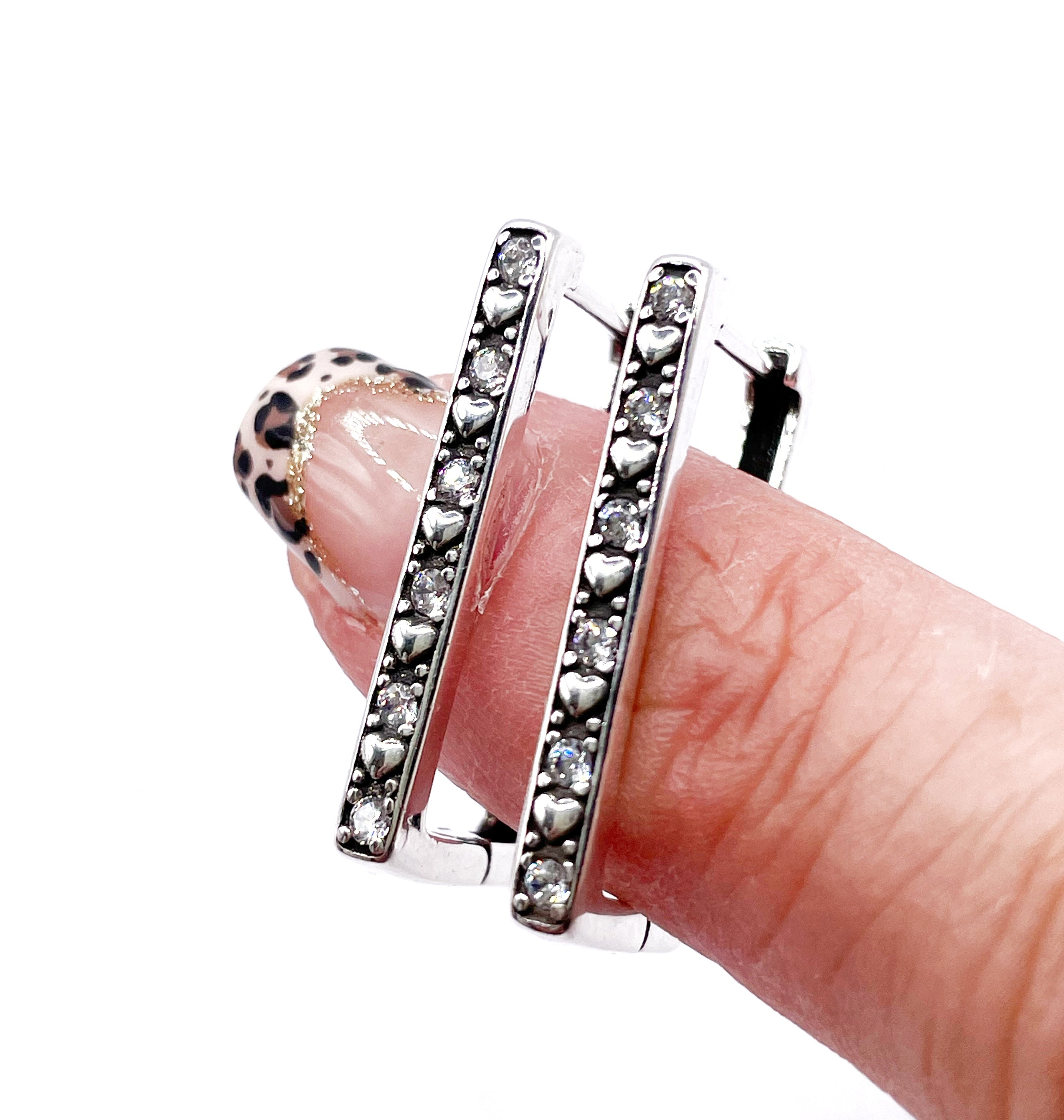 Aros rectangulares con corazones y circonias