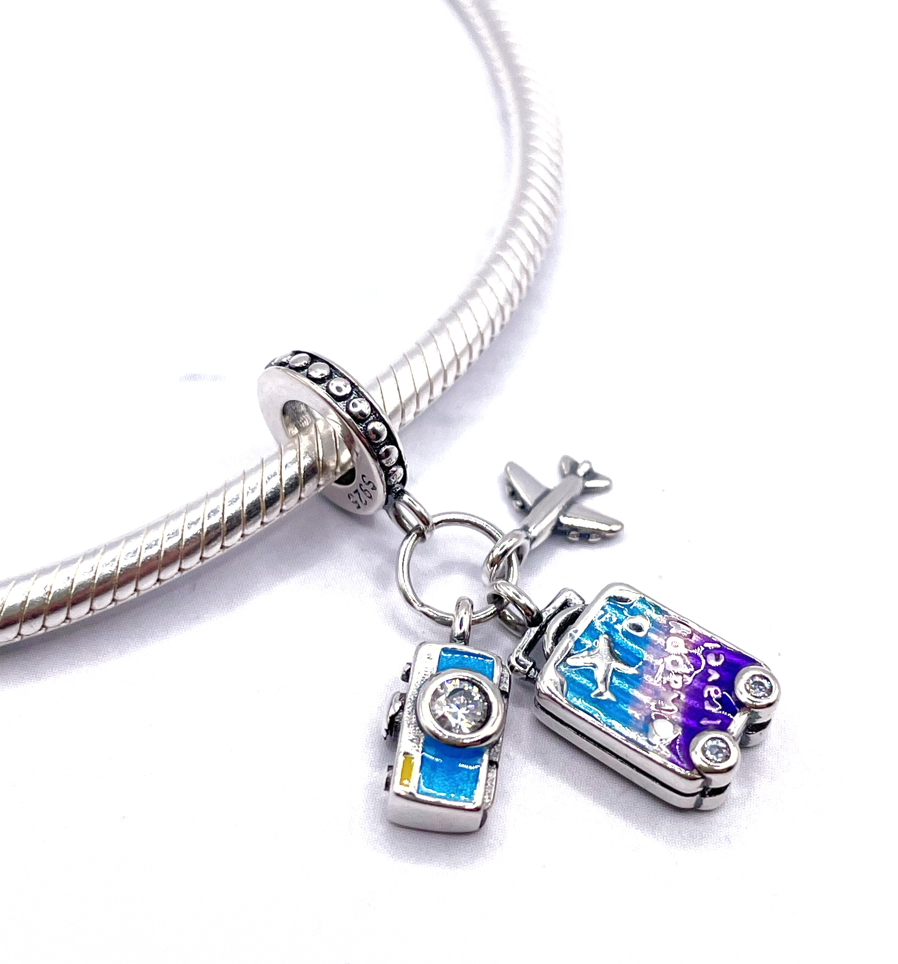 Charm Cámara de fotos, maleta “Happy Travel” y avión