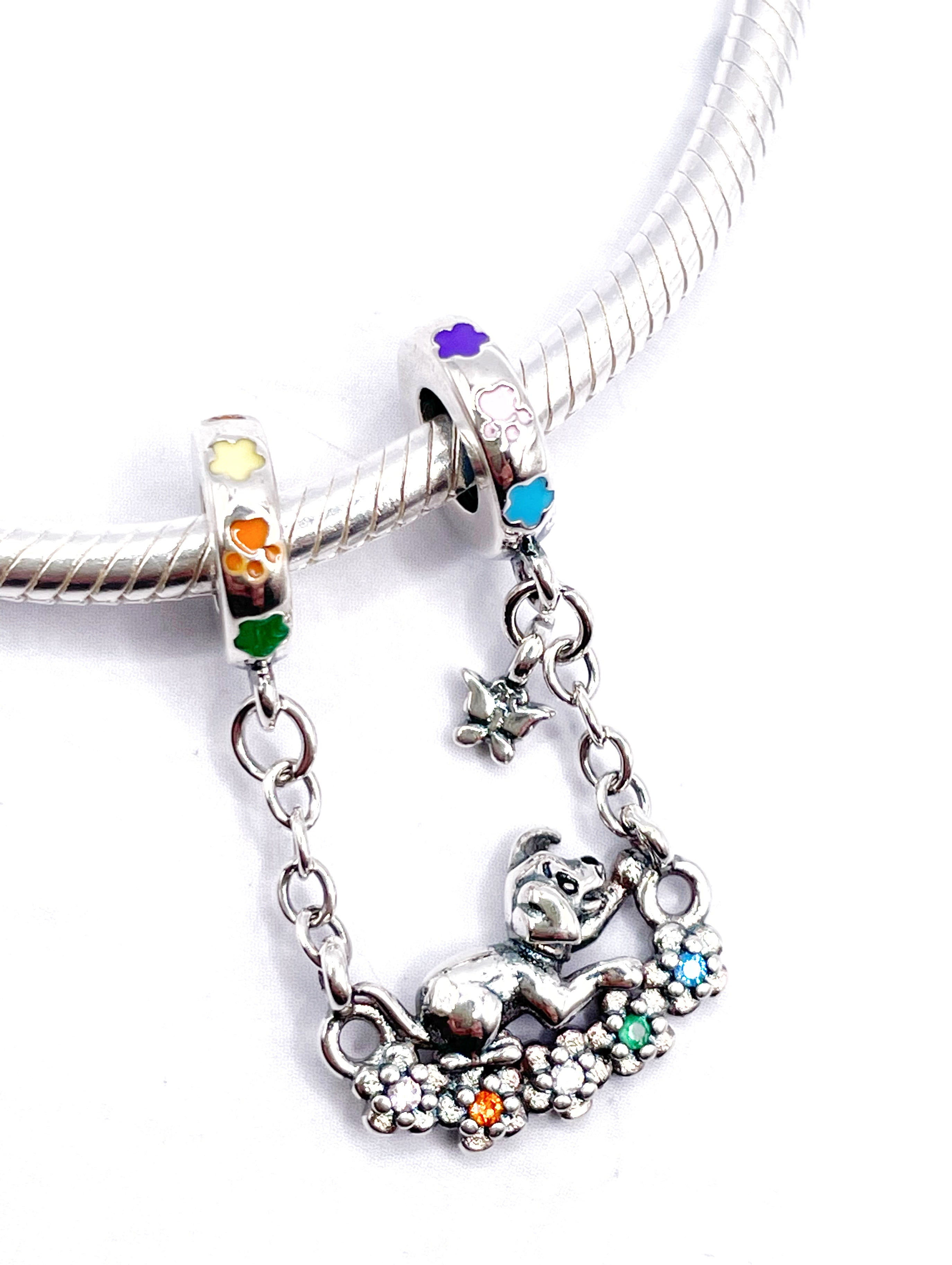 Charm Perro y mariposa sobre flores