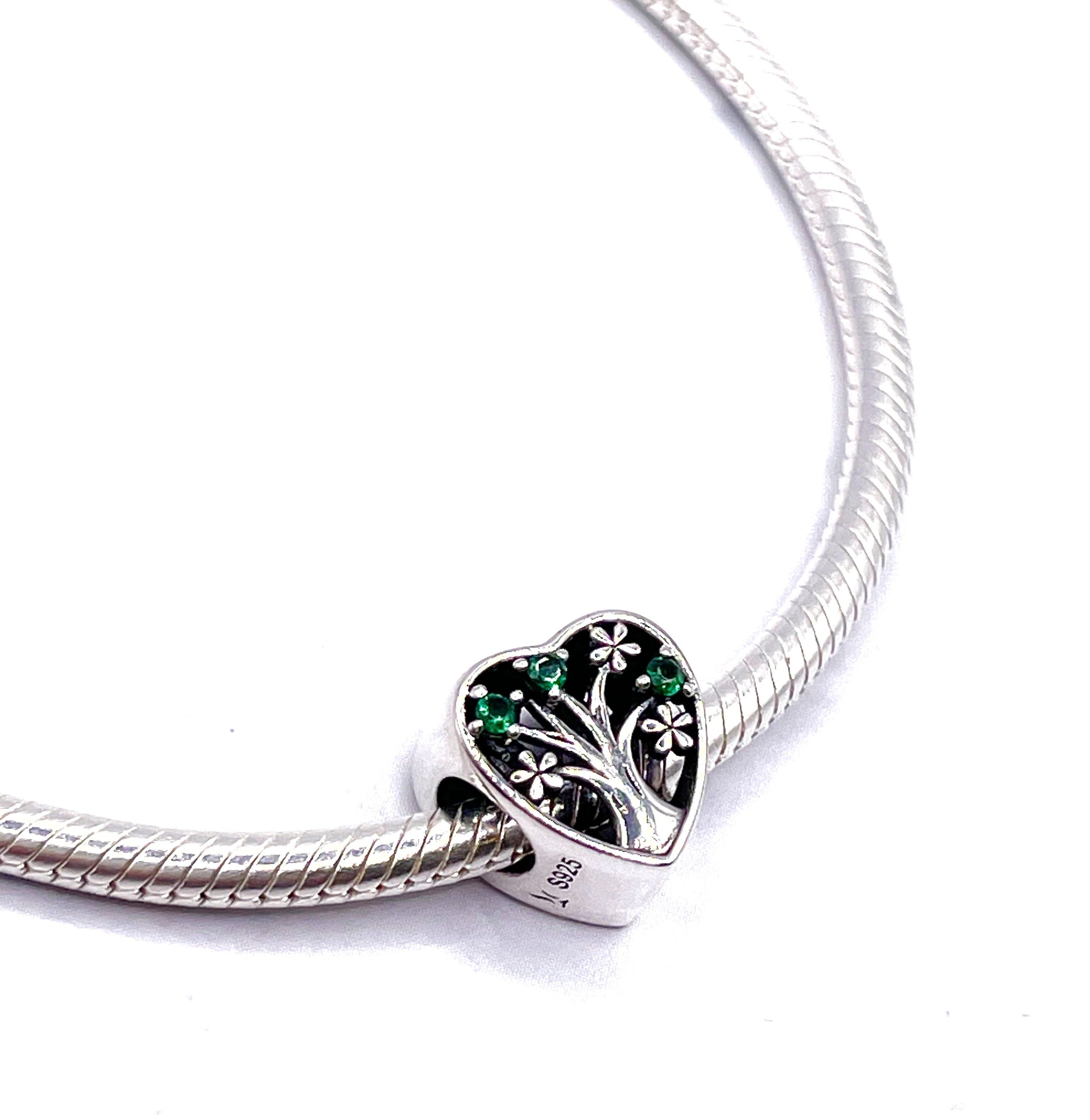 Charm Corazón con árbol de la vida con circonias verdes y flores