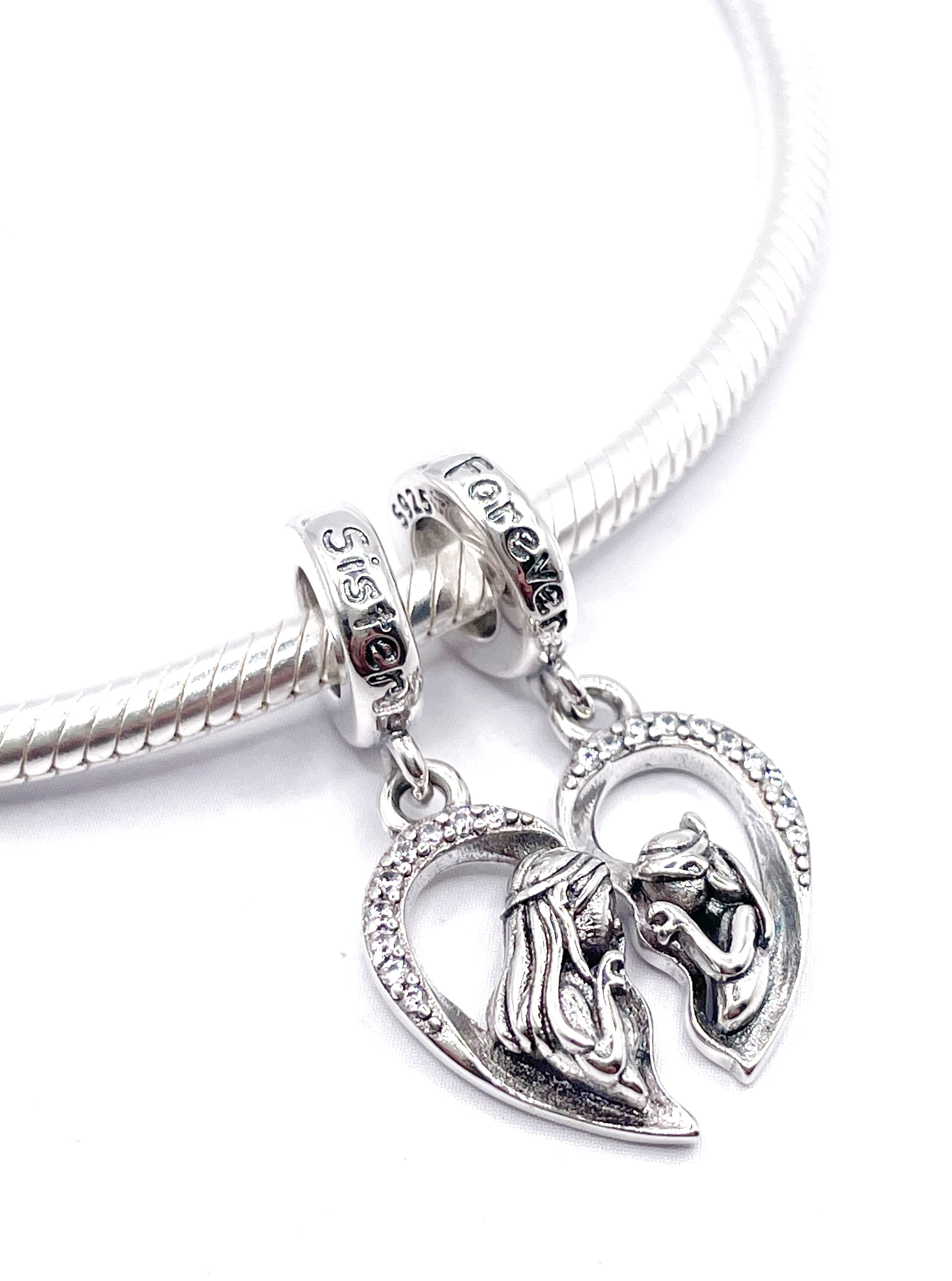 Charm Divisible corazón “Hermanas para siempre”