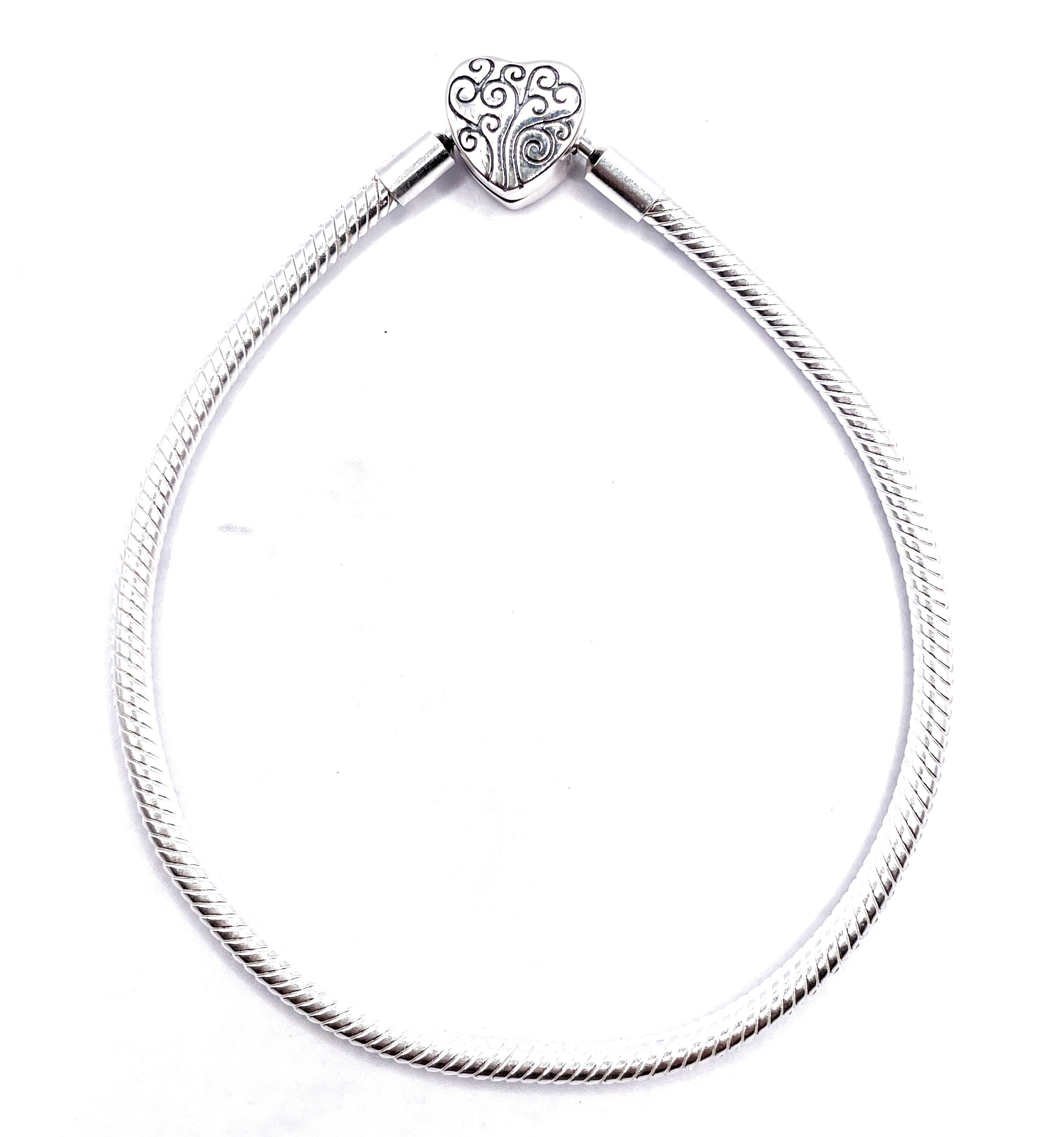 Pulsera flexible broche corazón labrado