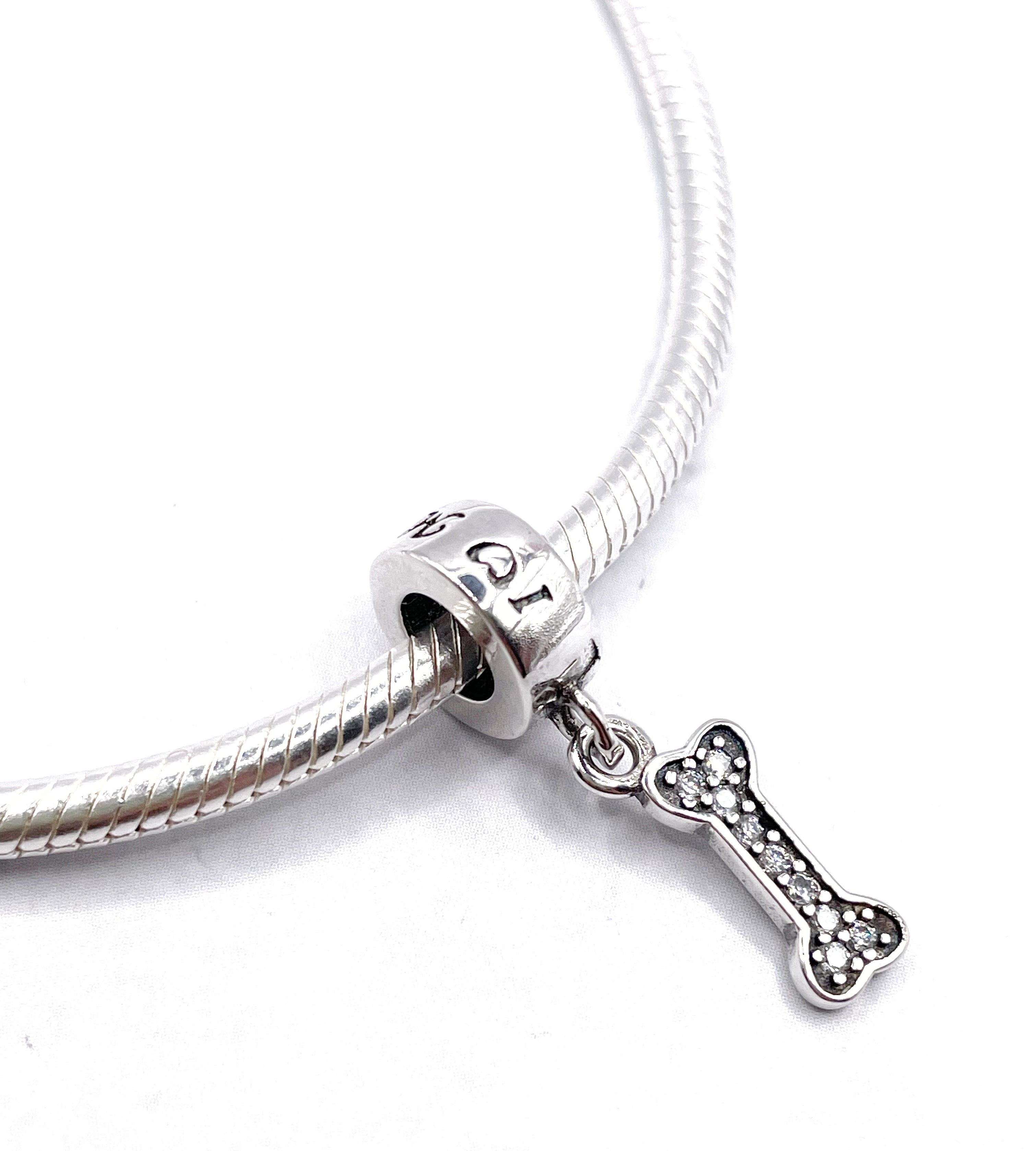 Charm Hueso colgante de circonias blancas “amo a mi perro”