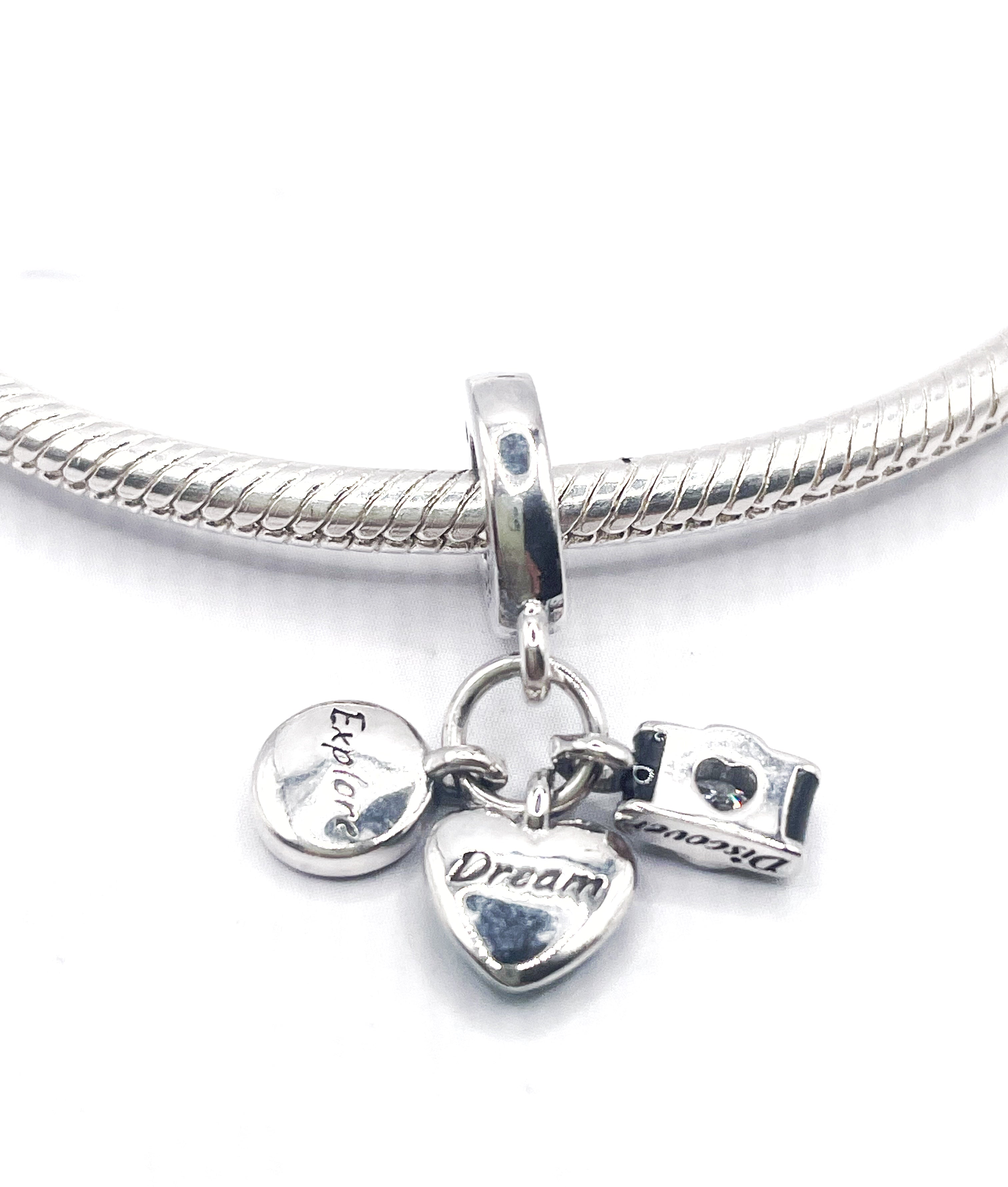 Charm Cámara de fotos, corazón mapamundi y brújula “Explora, sueña, descubre”