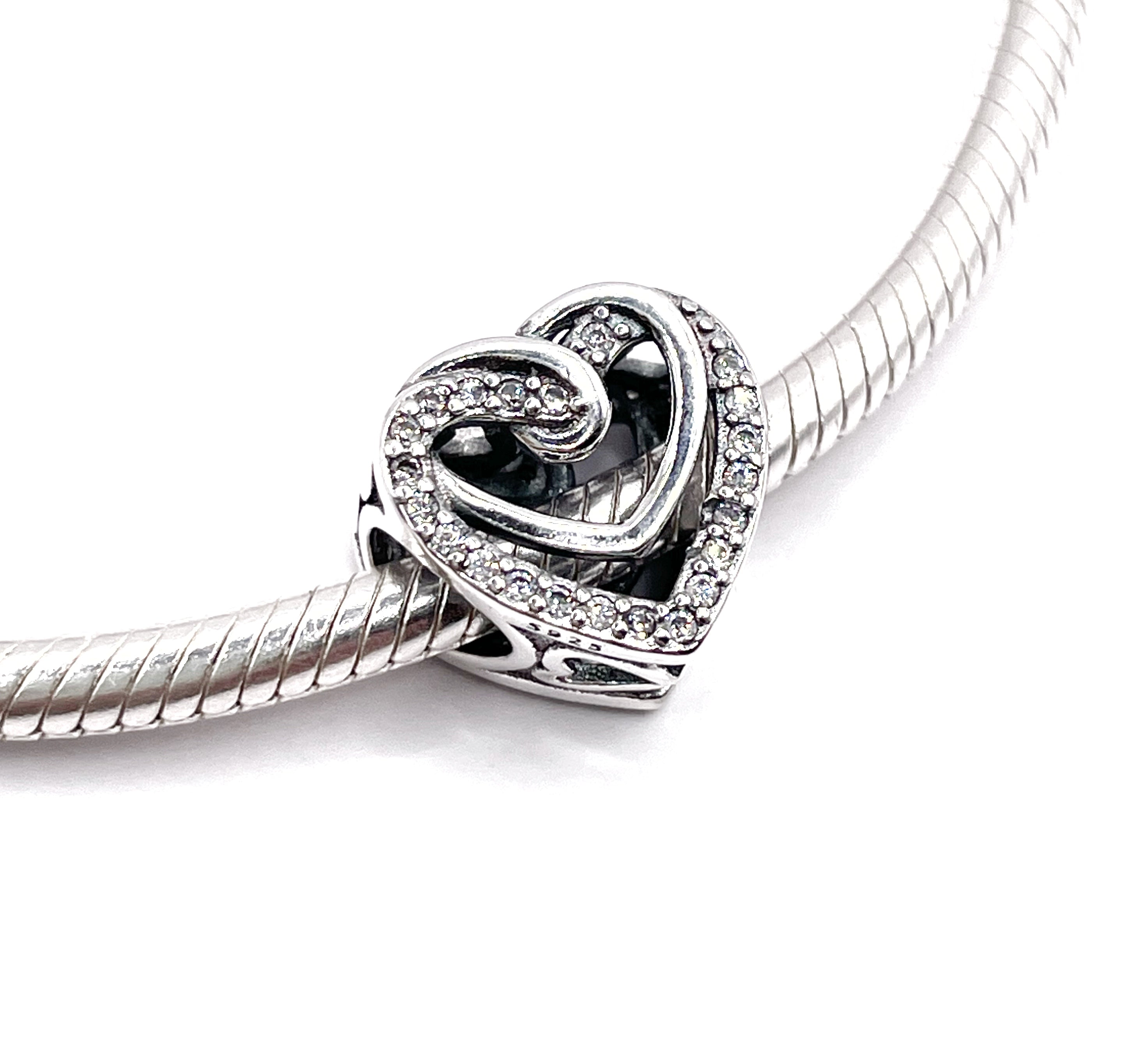 Charm Corazones entrelazados con borde de circonias blancas