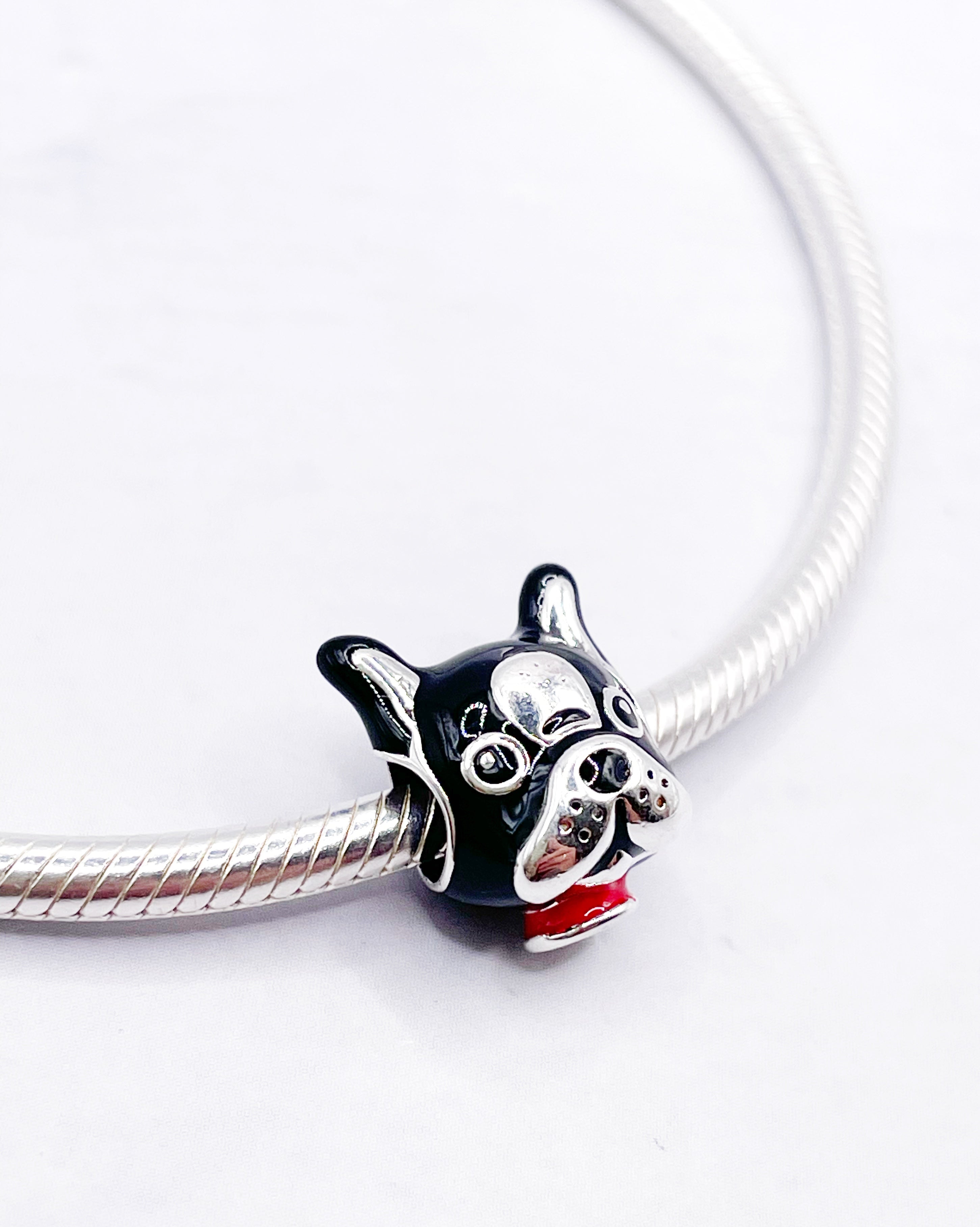 Charm Cabeza de Bull dog francés negro con collar rojo