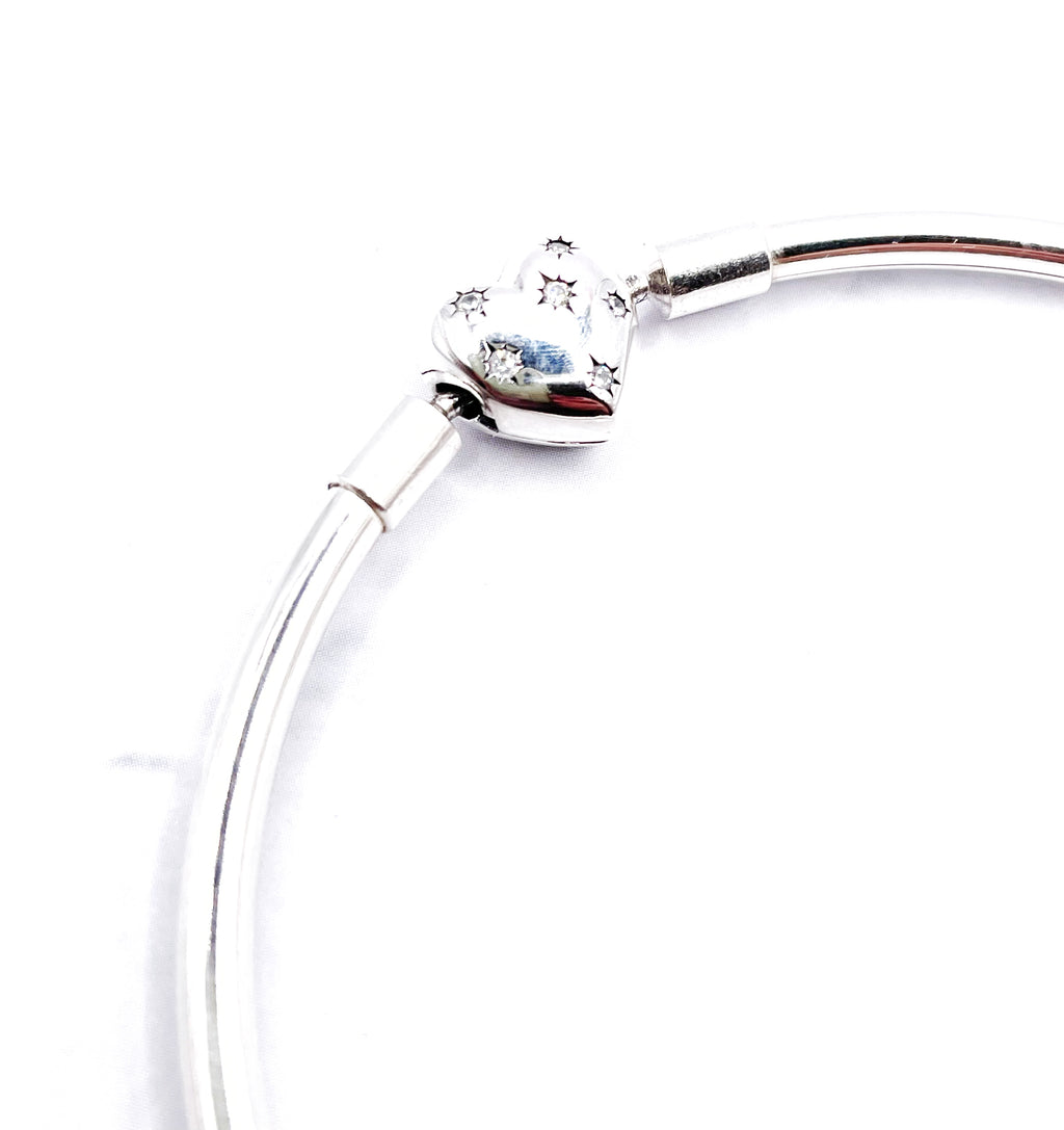 Pulsera rígida broche corazón chato y brillos