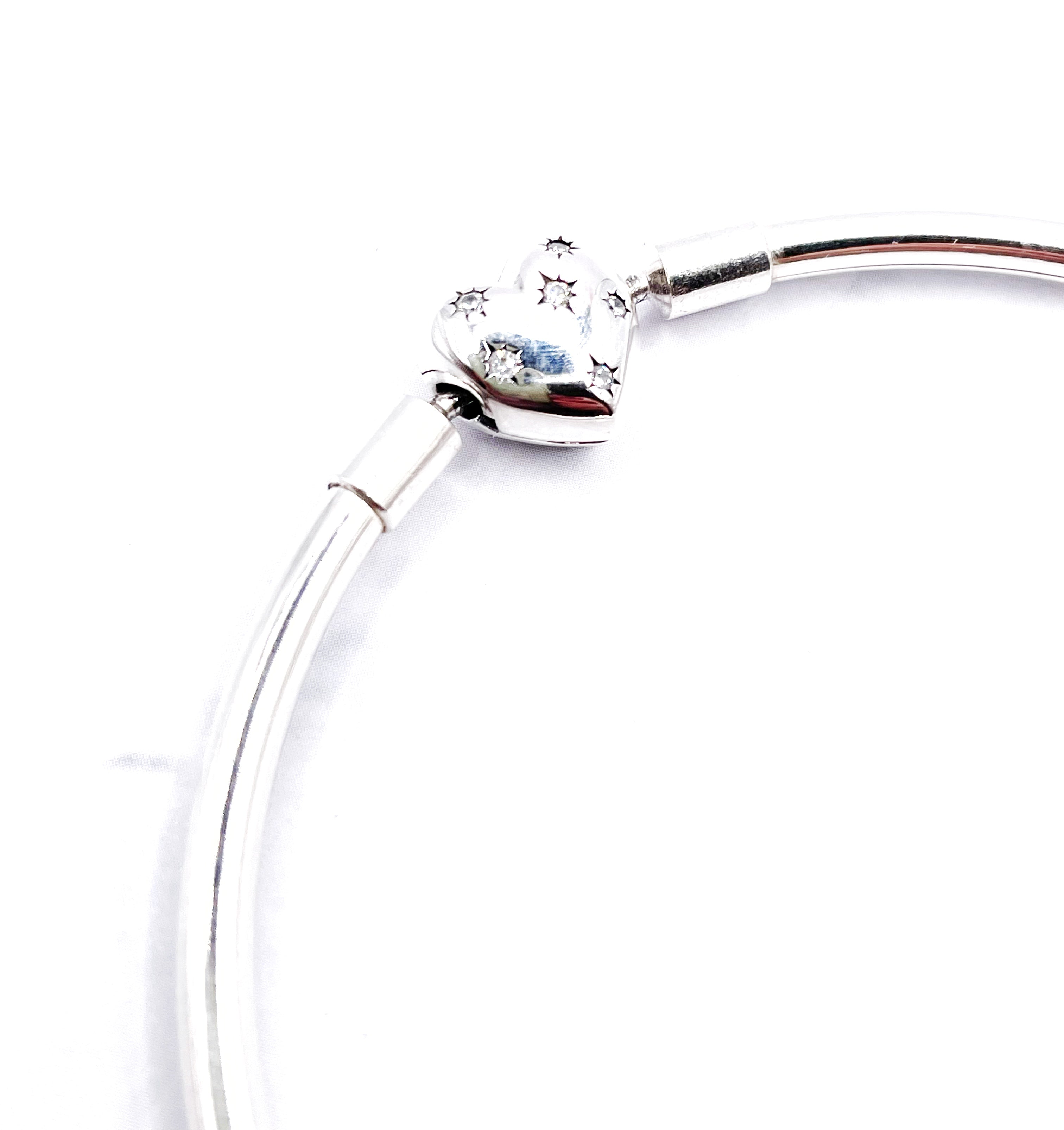 Pulsera rígida broche corazón chato y brillos