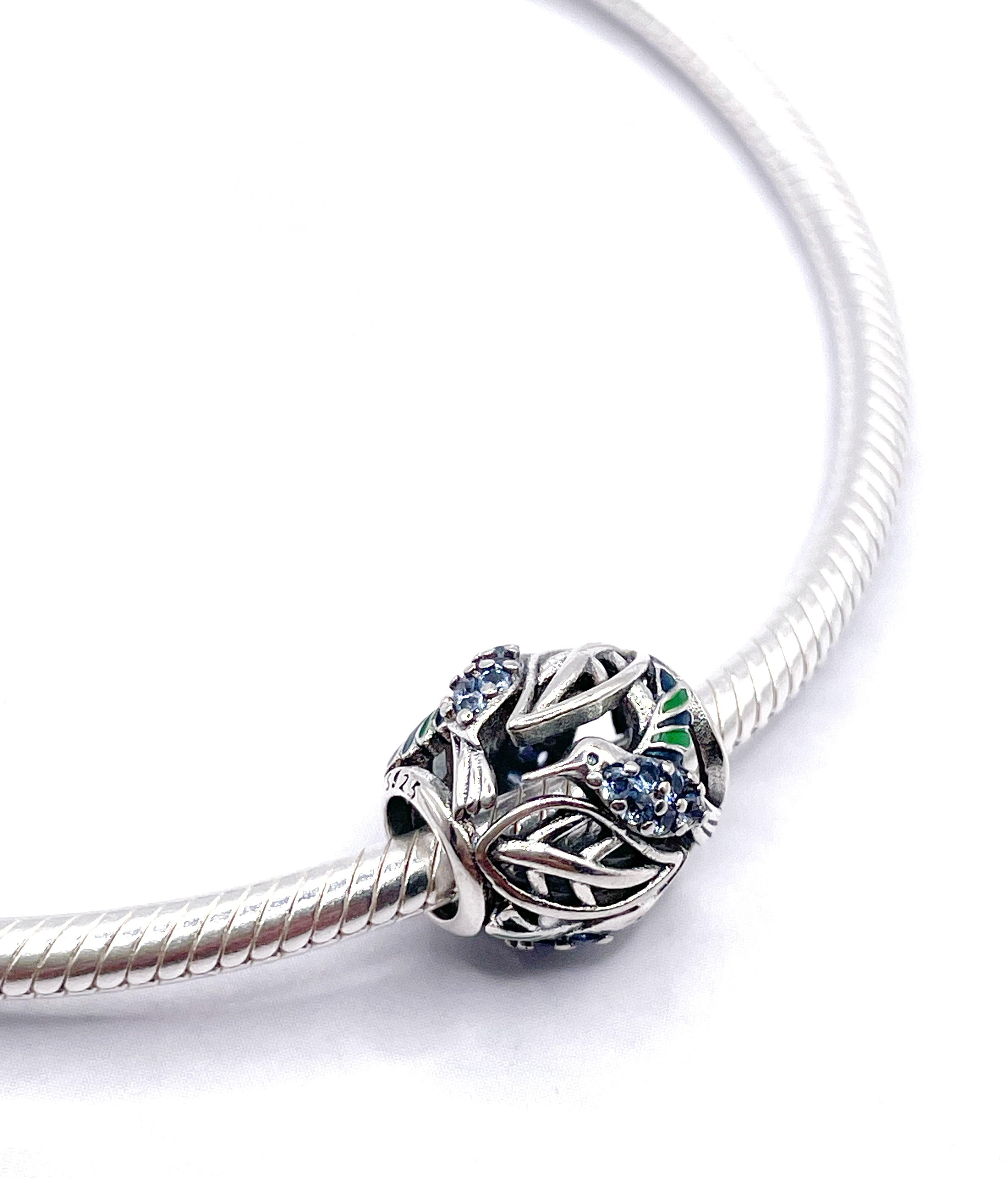 Charm Bolita de hojas y colibríes