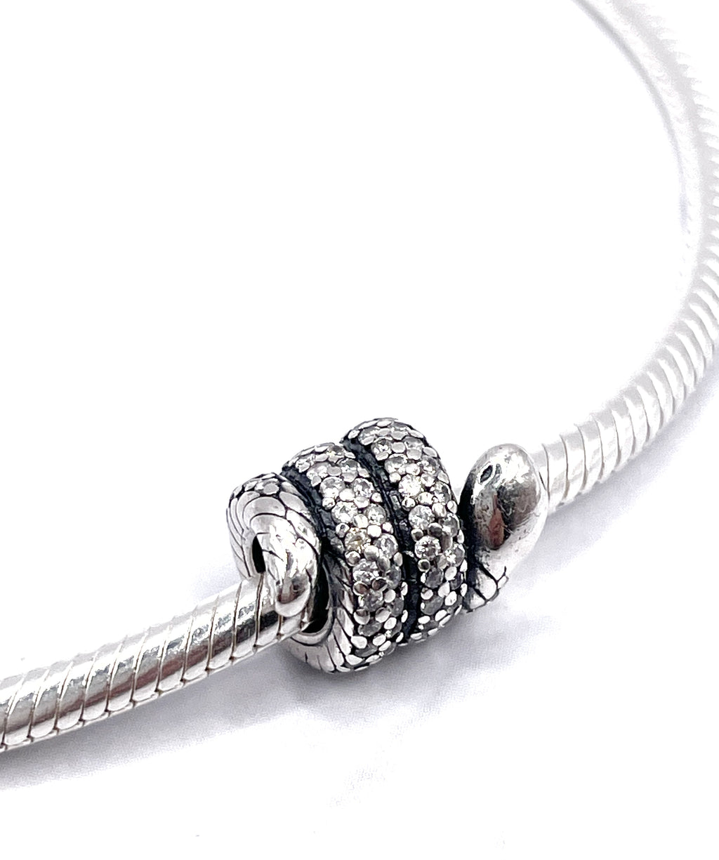 Charm Serpiente enroscada de circonias blancas
