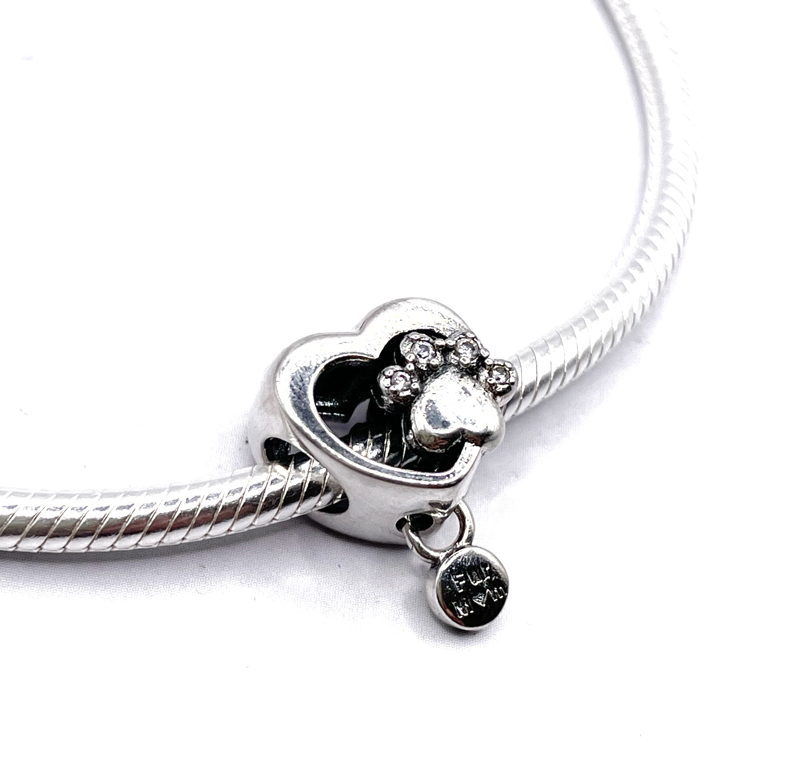 Charm Corazón con huella y medalla