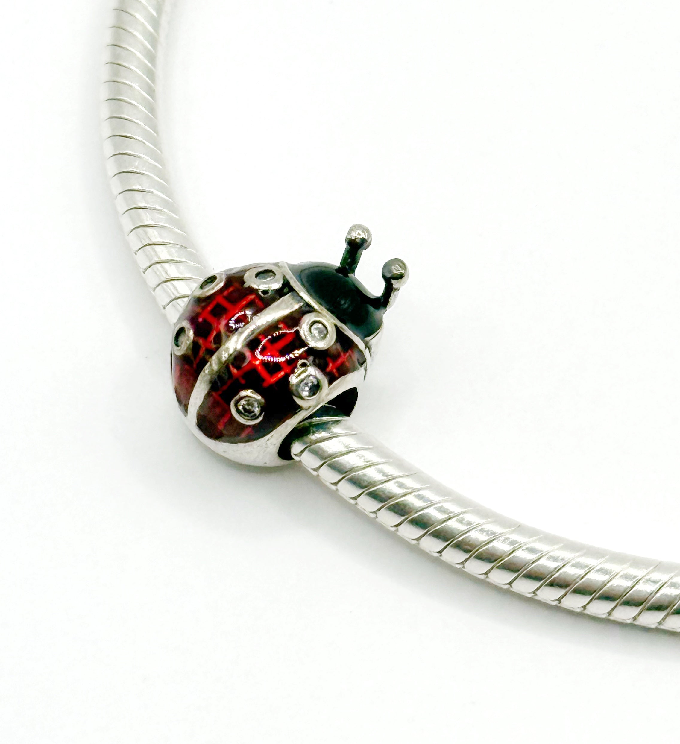 Charm San Antonio esmaltado rojo