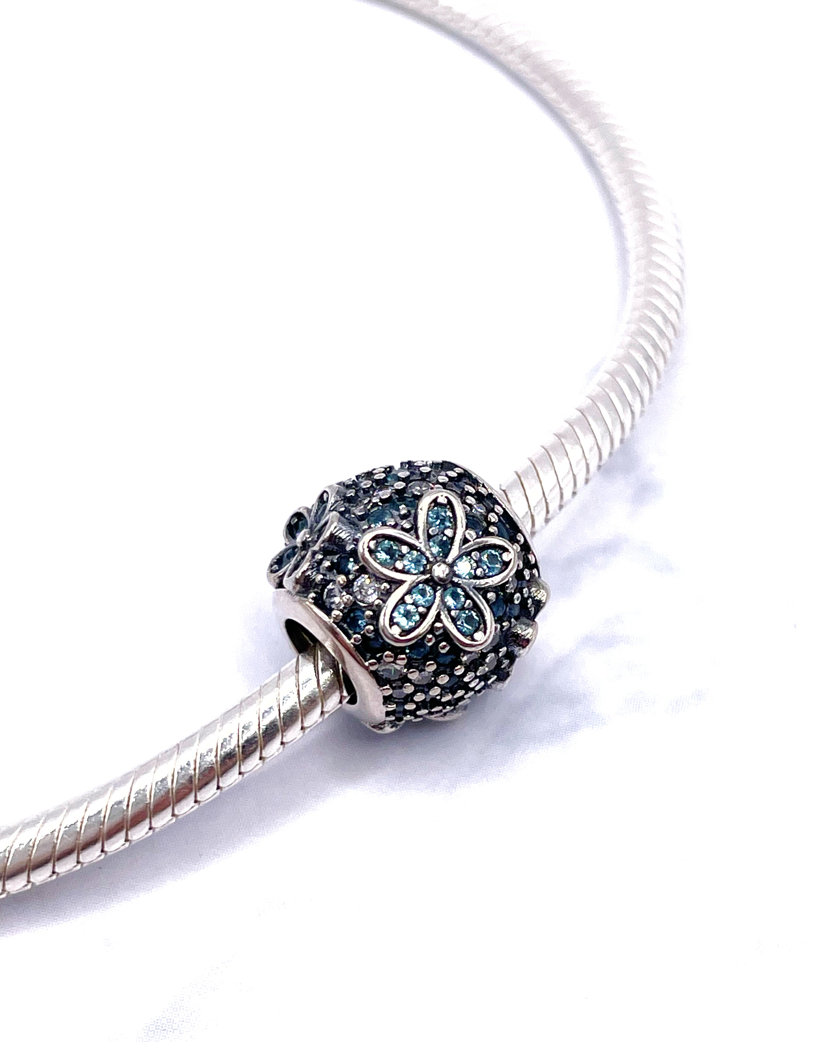 Charm Bolita flores en circonias celestes