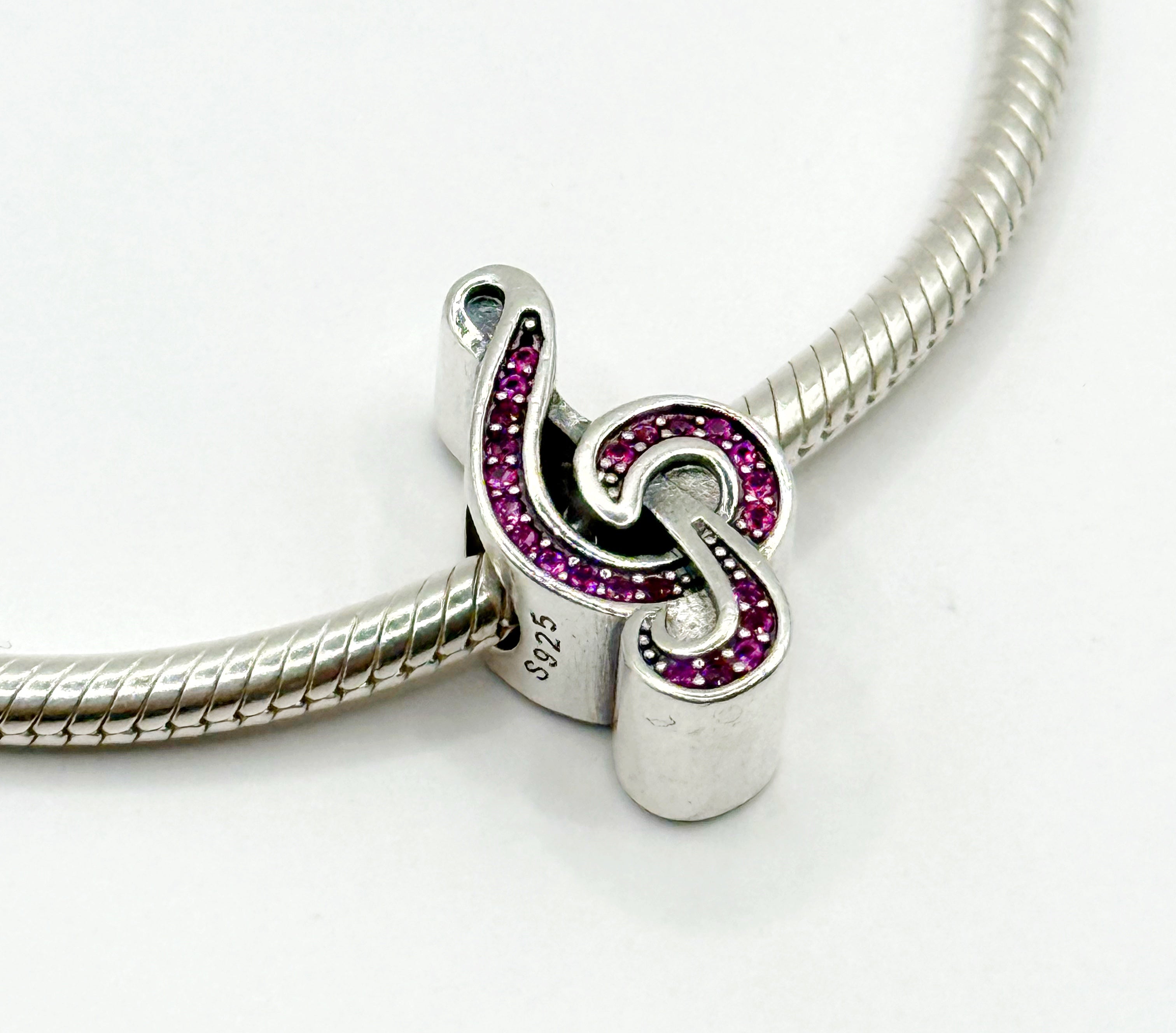 Charm Clave de sol de circonias fucsias