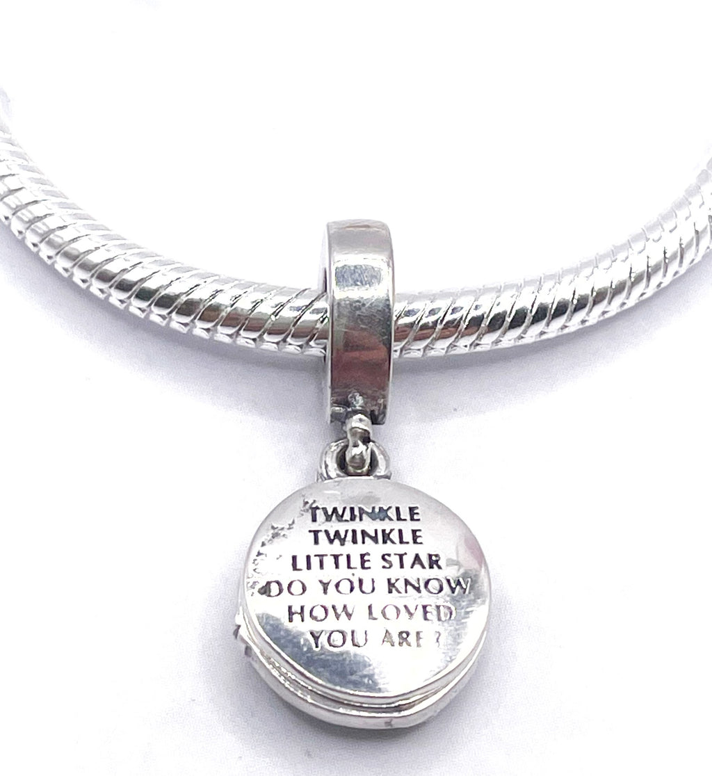 Charm Cigüeña volando con leyenda trasera