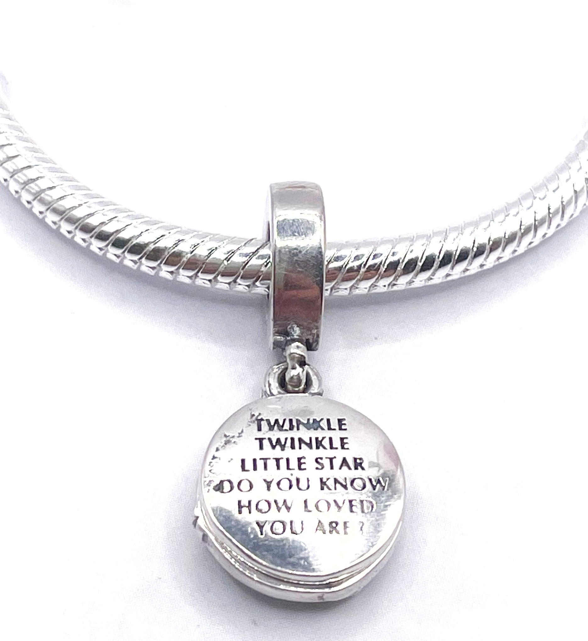 Charm Cigüeña volando con leyenda trasera